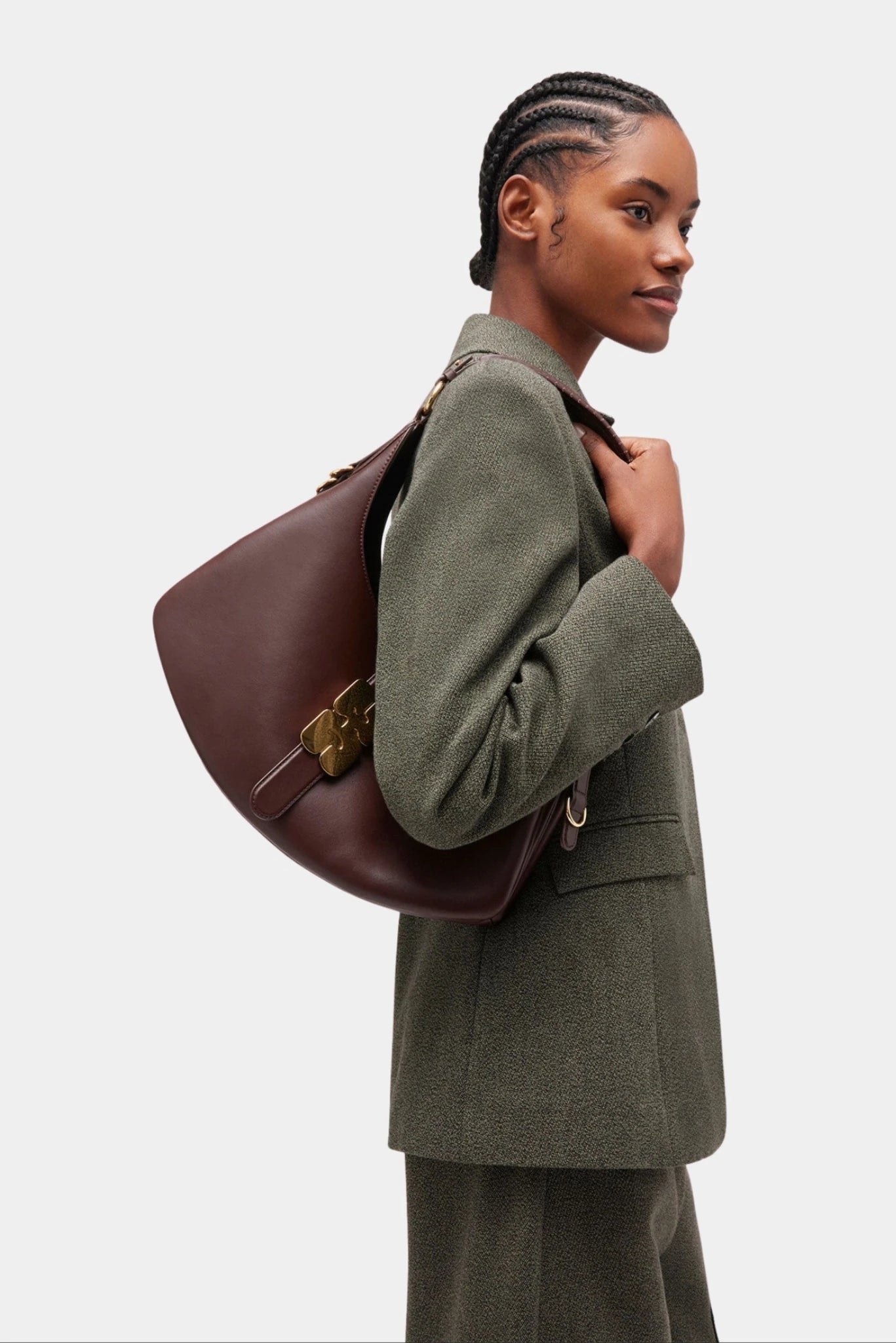 Modelo usando Bolsa Kat Pequena Ganni marrom no ombro