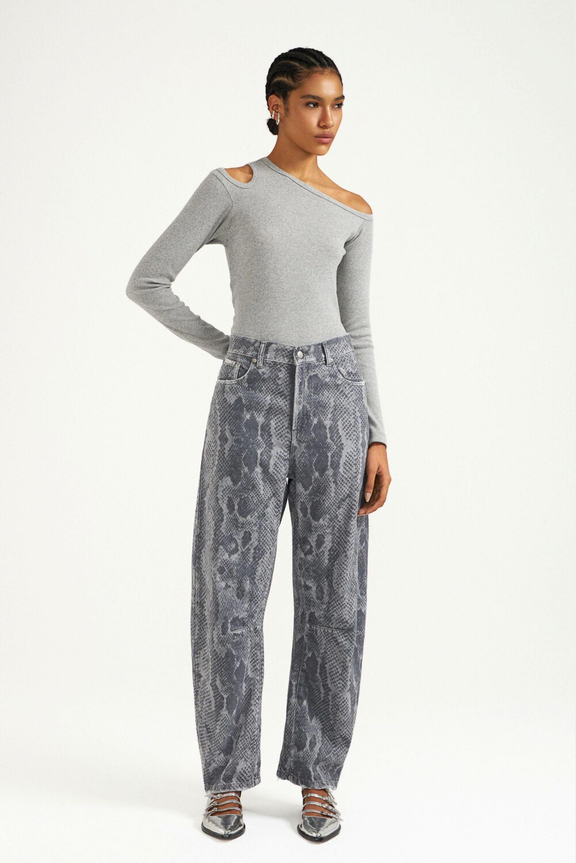 Calça Curve Snake L•Dnim com estampa inspirada em cobra e silhueta moderna