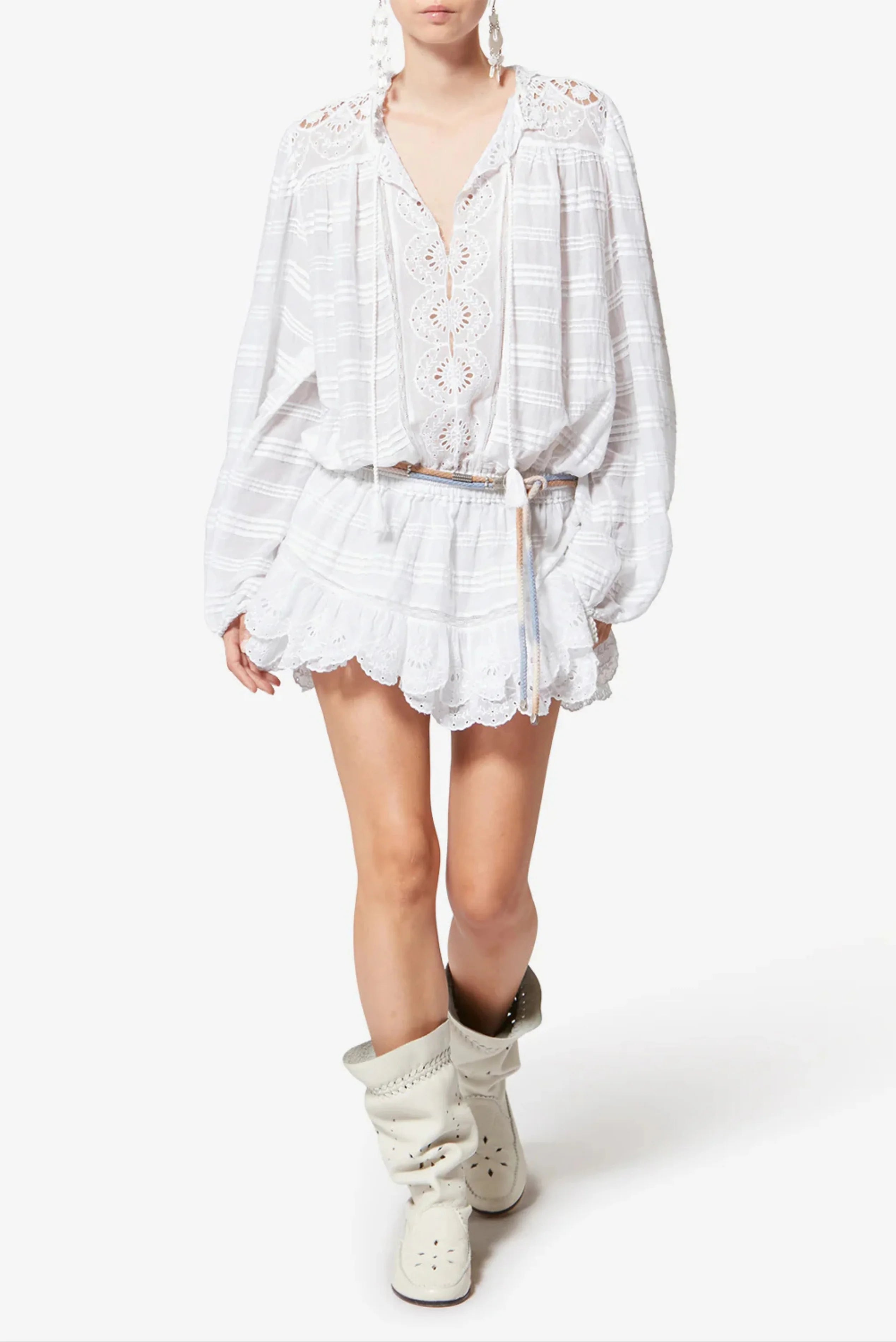 Modelo usando vestido curto branco Isabel Marant com babados e mangas amplas