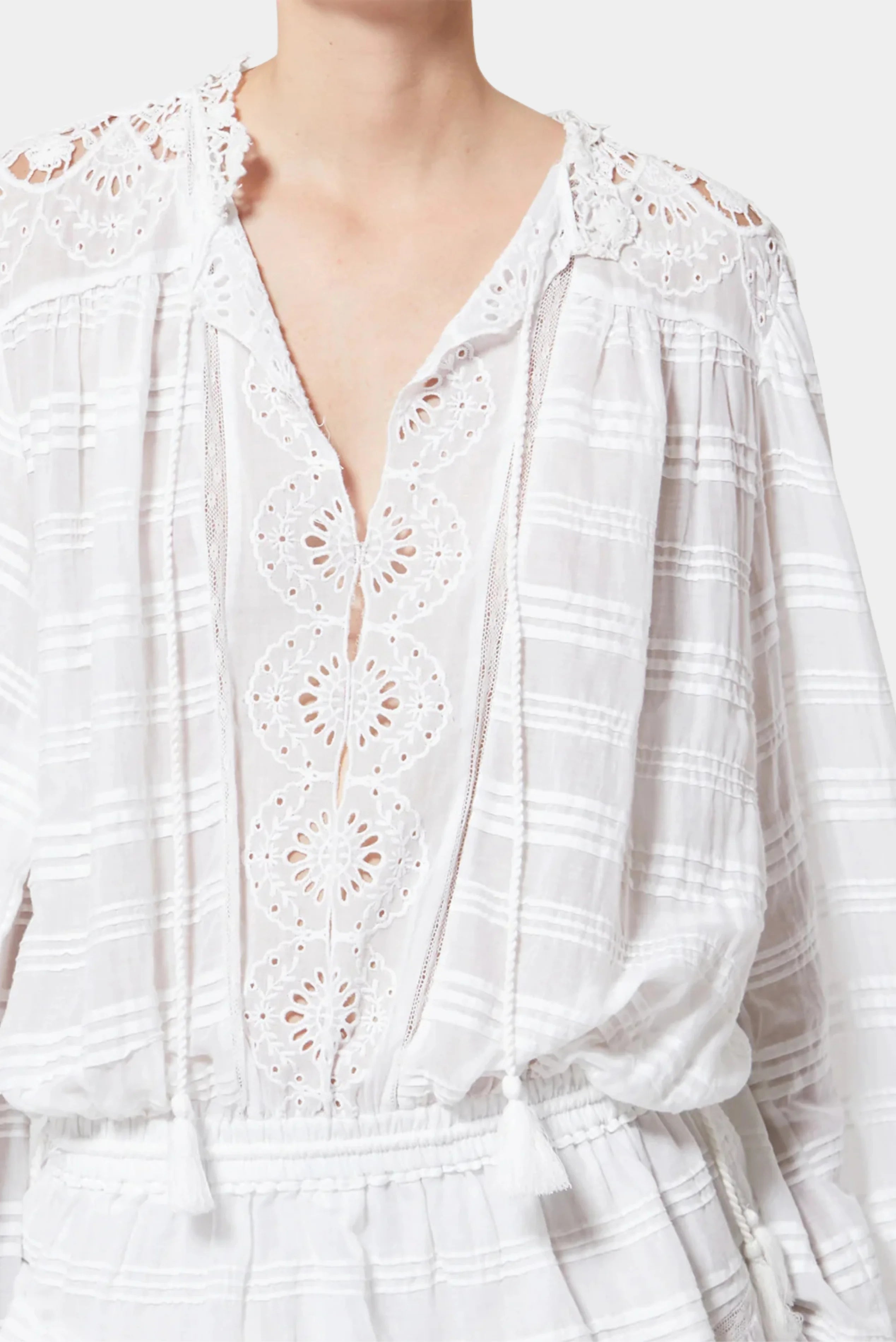 Detalhe de vestido branco Isabel Marant com bordados em laise e acabamento delicado