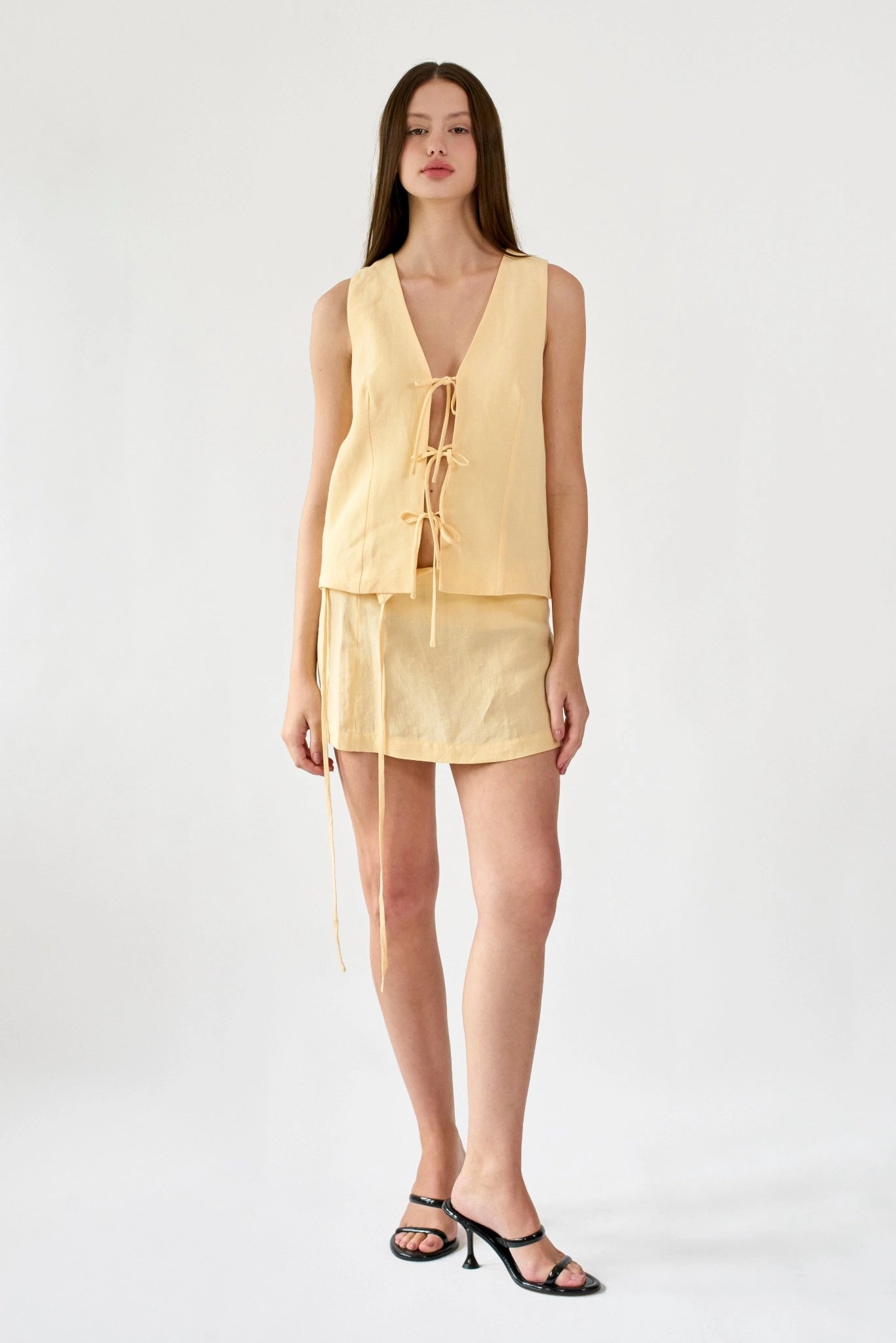 Look feminino com Colete Mia MR em linho amarelo claro e saia curta de linho