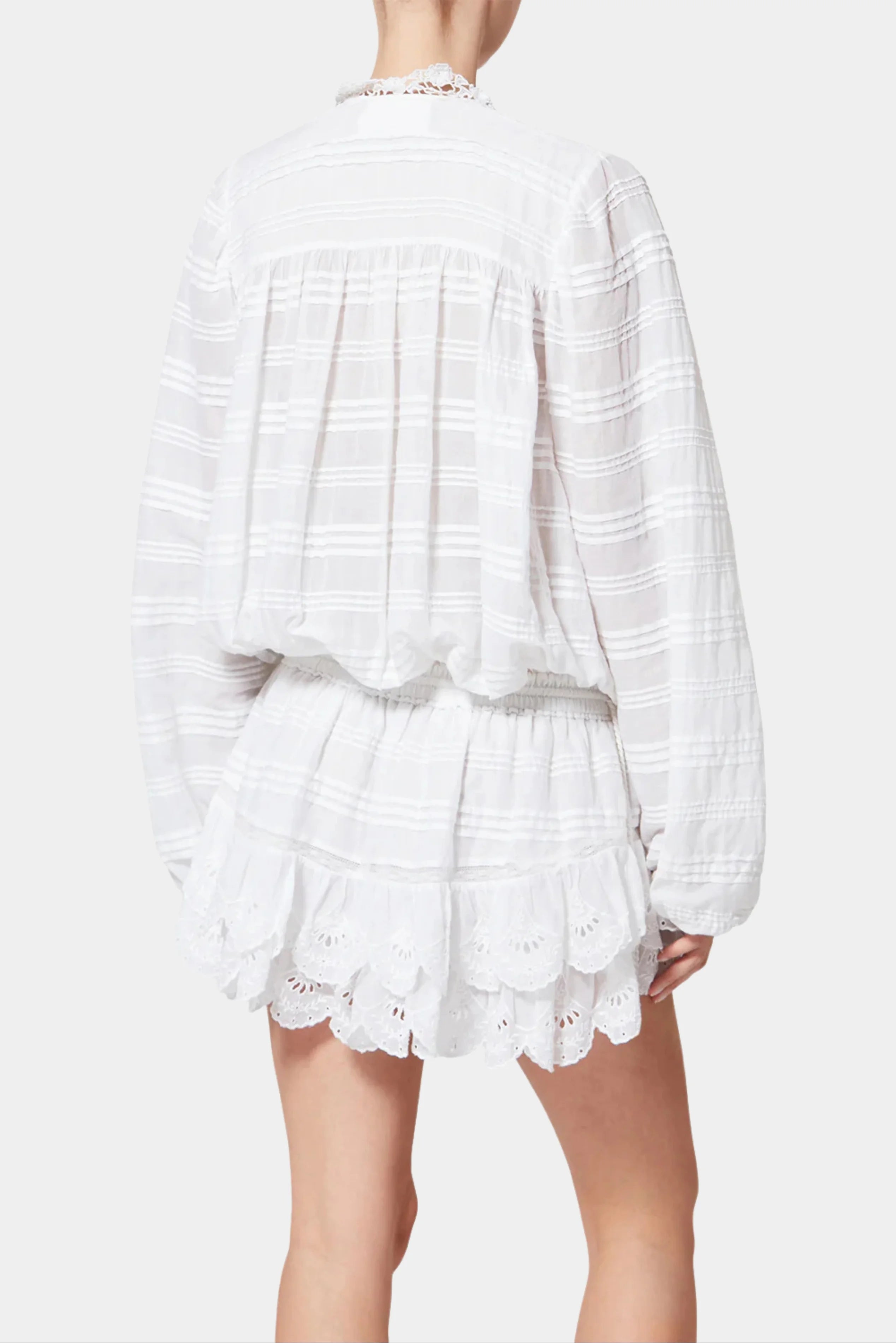 Vista traseira do vestido branco Isabel Marant com mangas amplas e barra franzida