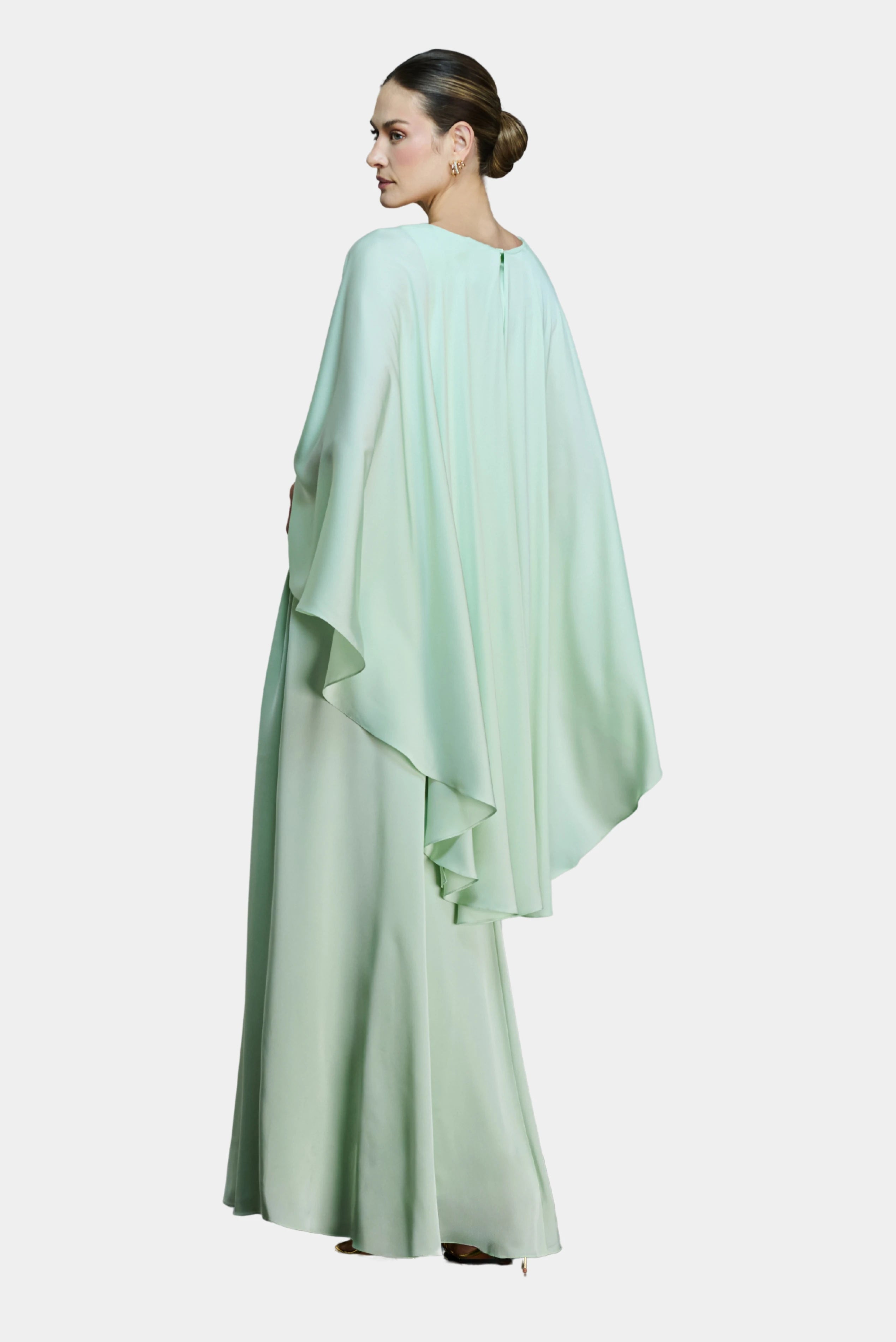 Costas do vestido longo verde-menta com capa fluida e caimento elegante Fatima Scofield