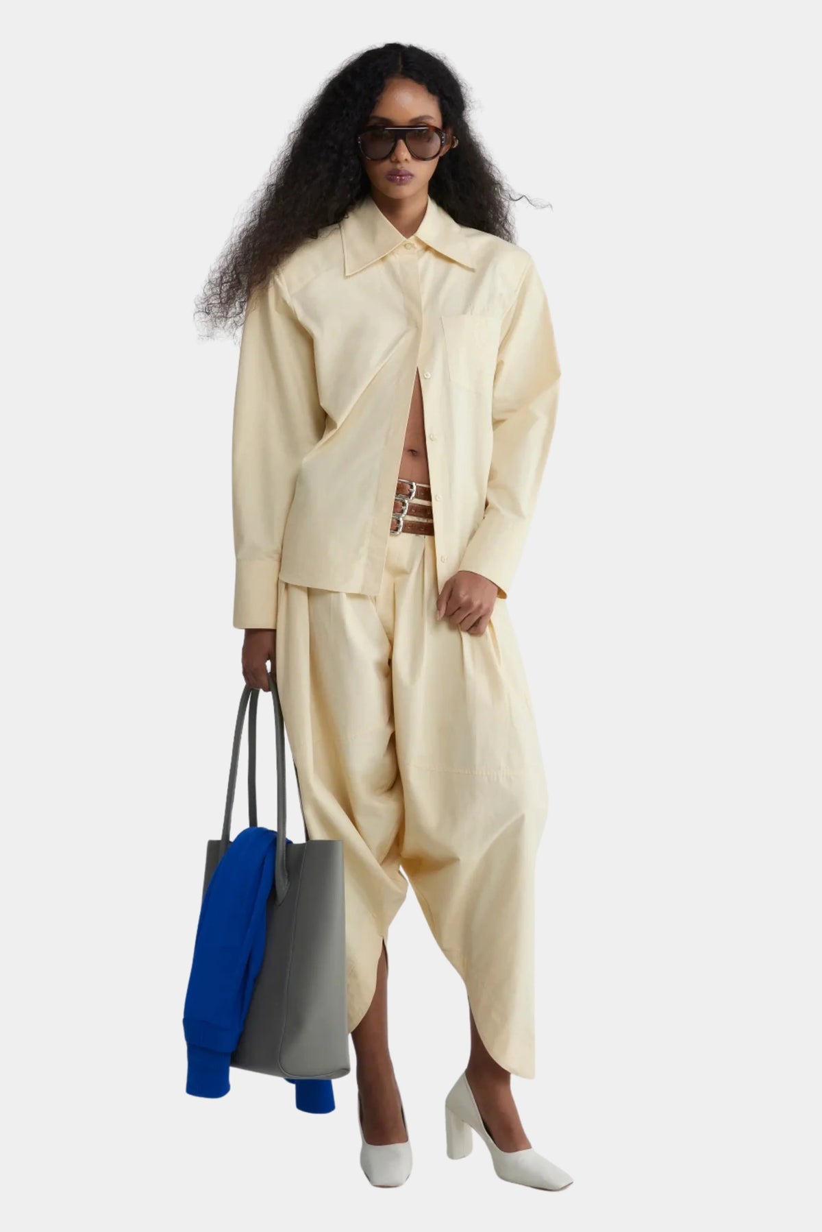 Camisa Tailored Francesca creme com gola ampla e bolso frontal em look monocromático