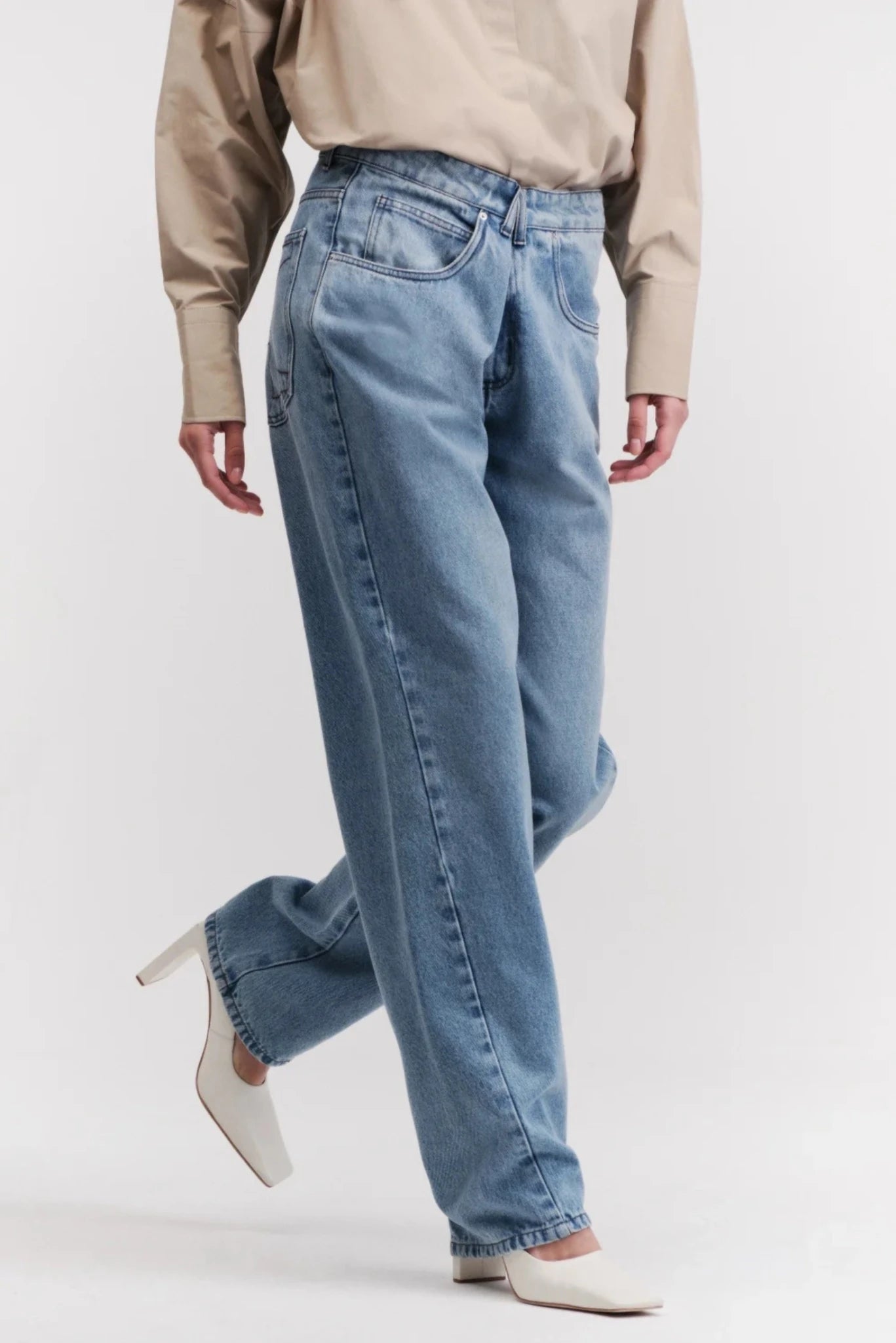 Calça Jeans Strange Francesca azul clara com modelagem reta e caimento solto