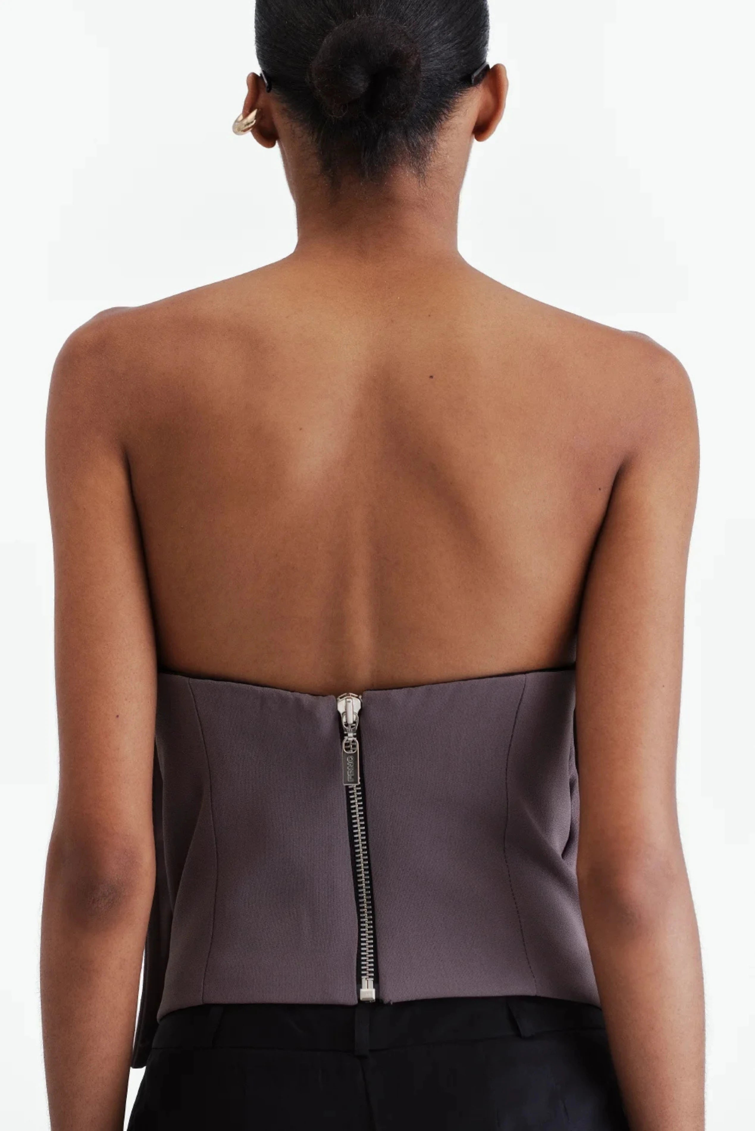 Costas da Blusa Lume Francesca com fechamento por zíper aparente