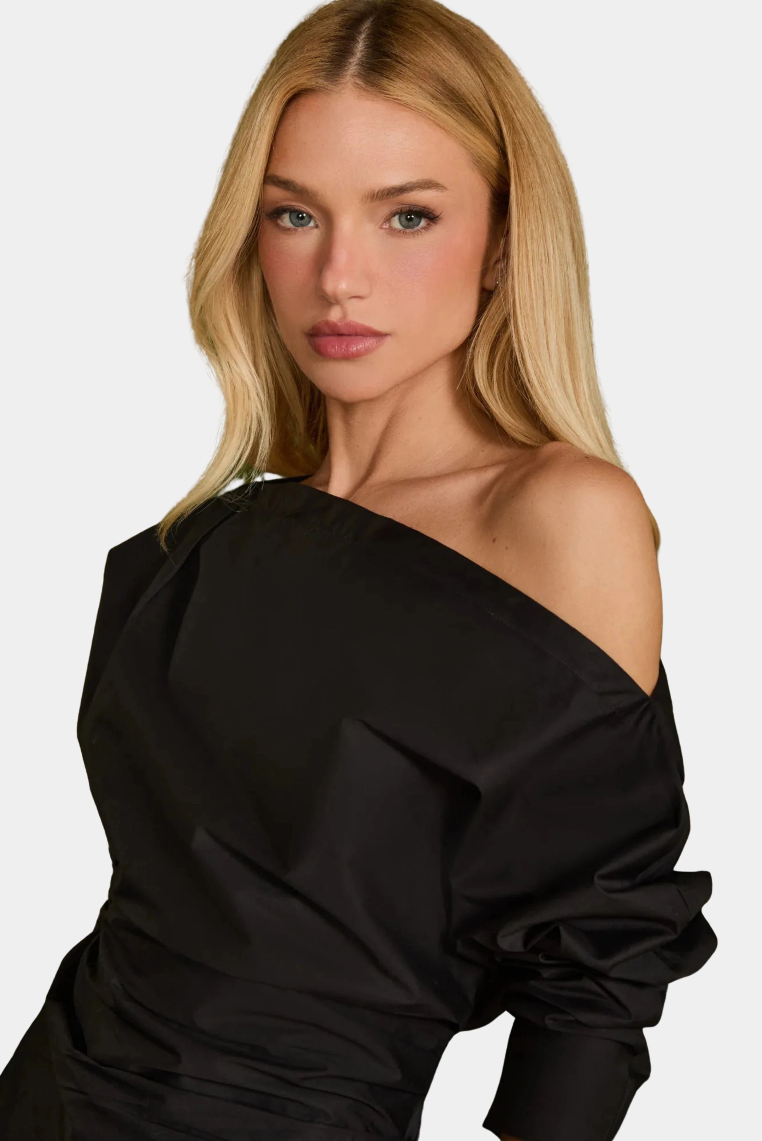 Close da Blusa Sara preta em tricoline com decote ombro a ombro