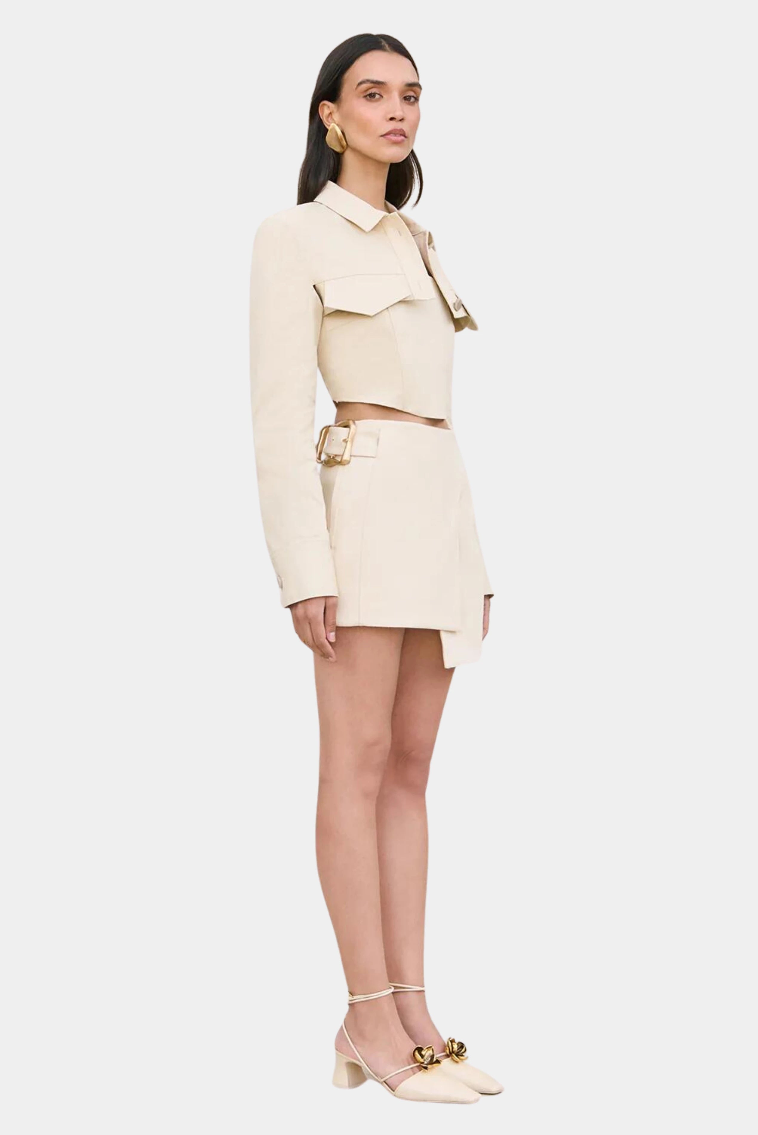 Saia curta off-white Cult Gaia com detalhe lateral metálico dourado