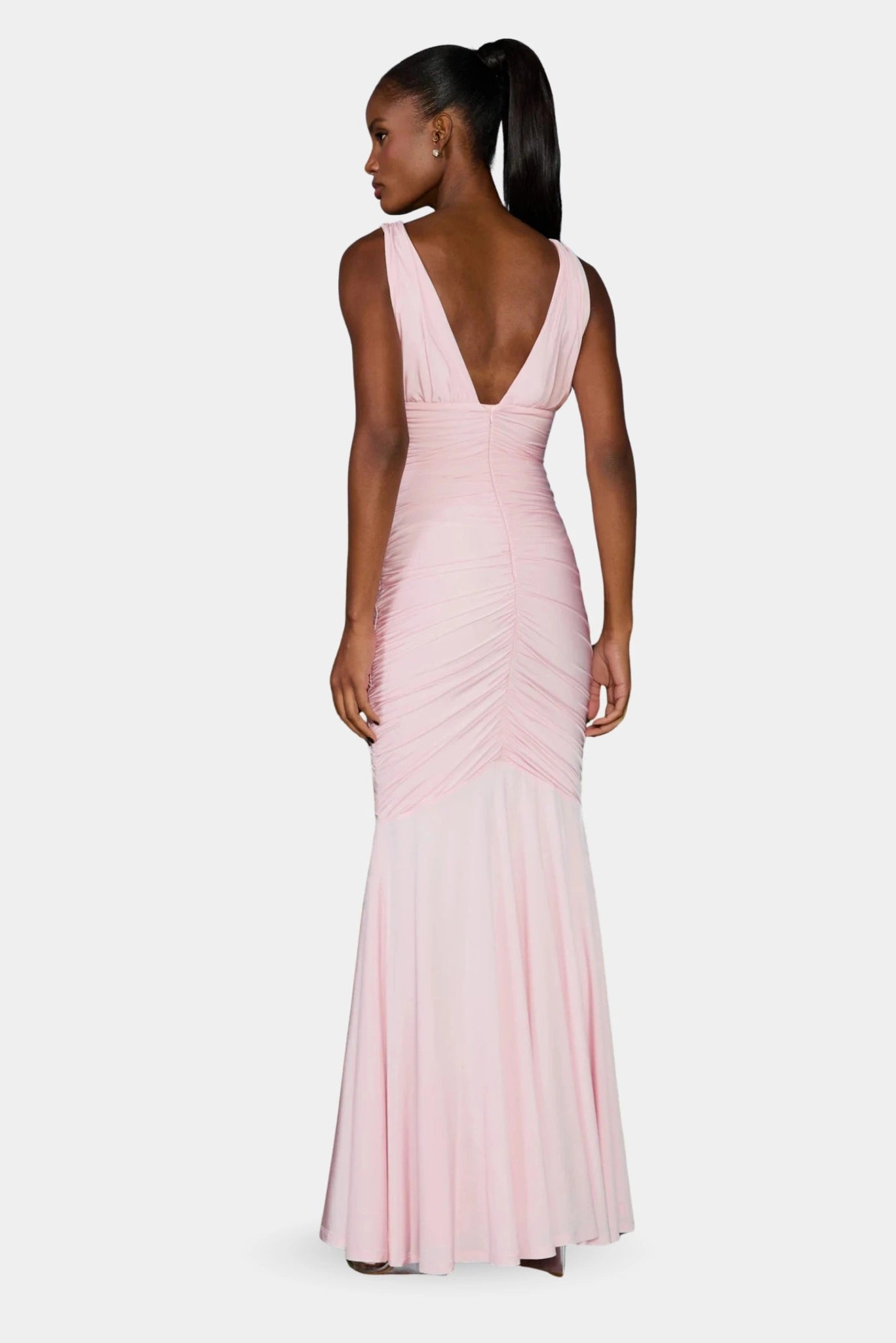 Costas do Vestido Longo Sthephany Fabulous rosa claro com decote profundo nas costas