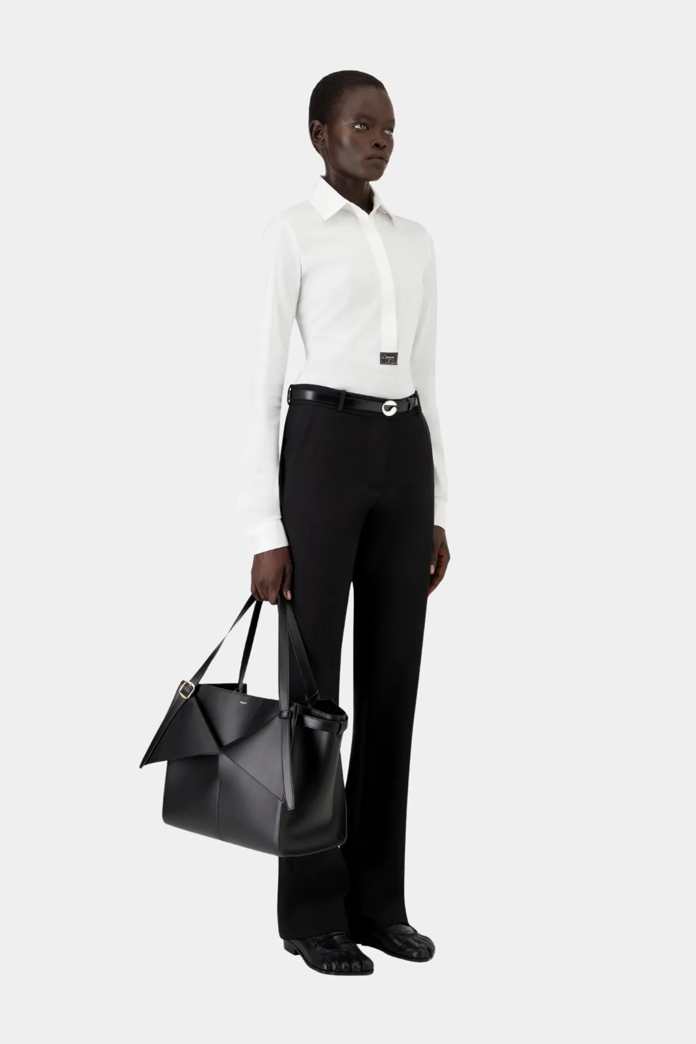 Calça preta Coperni de alfaiataria com corte reto em look sofisticado
