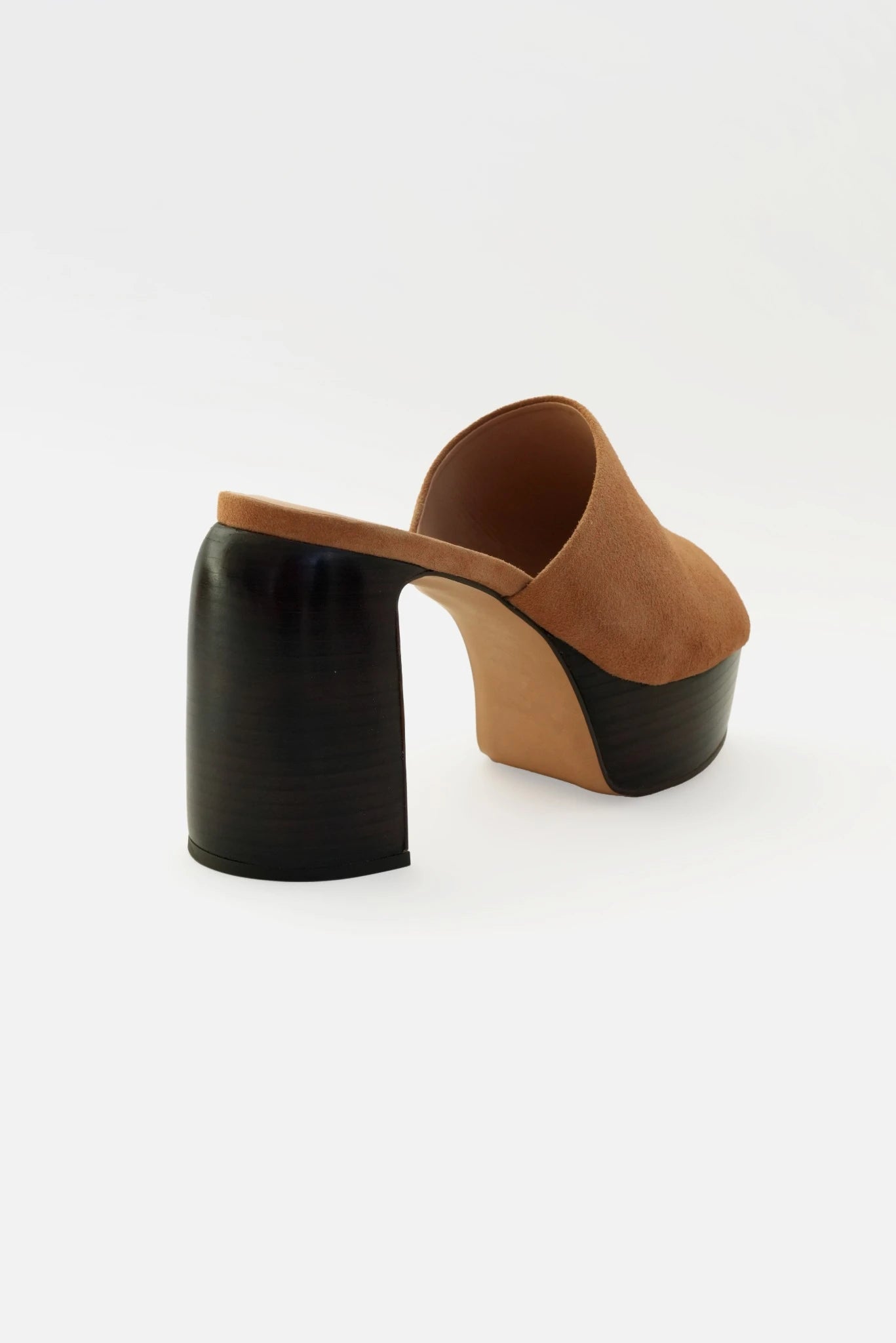Sandália camel Kell MR com salto bloco preto alto e plataforma robusta