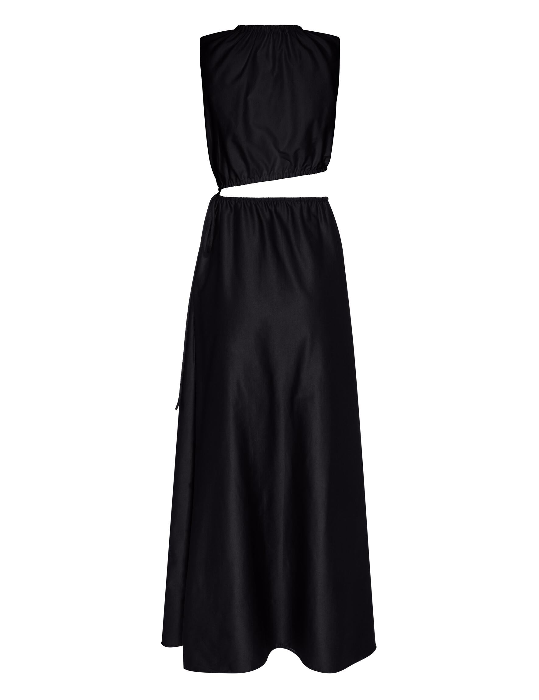Costas de vestido longo preto com recorte lateral e modelagem ampla