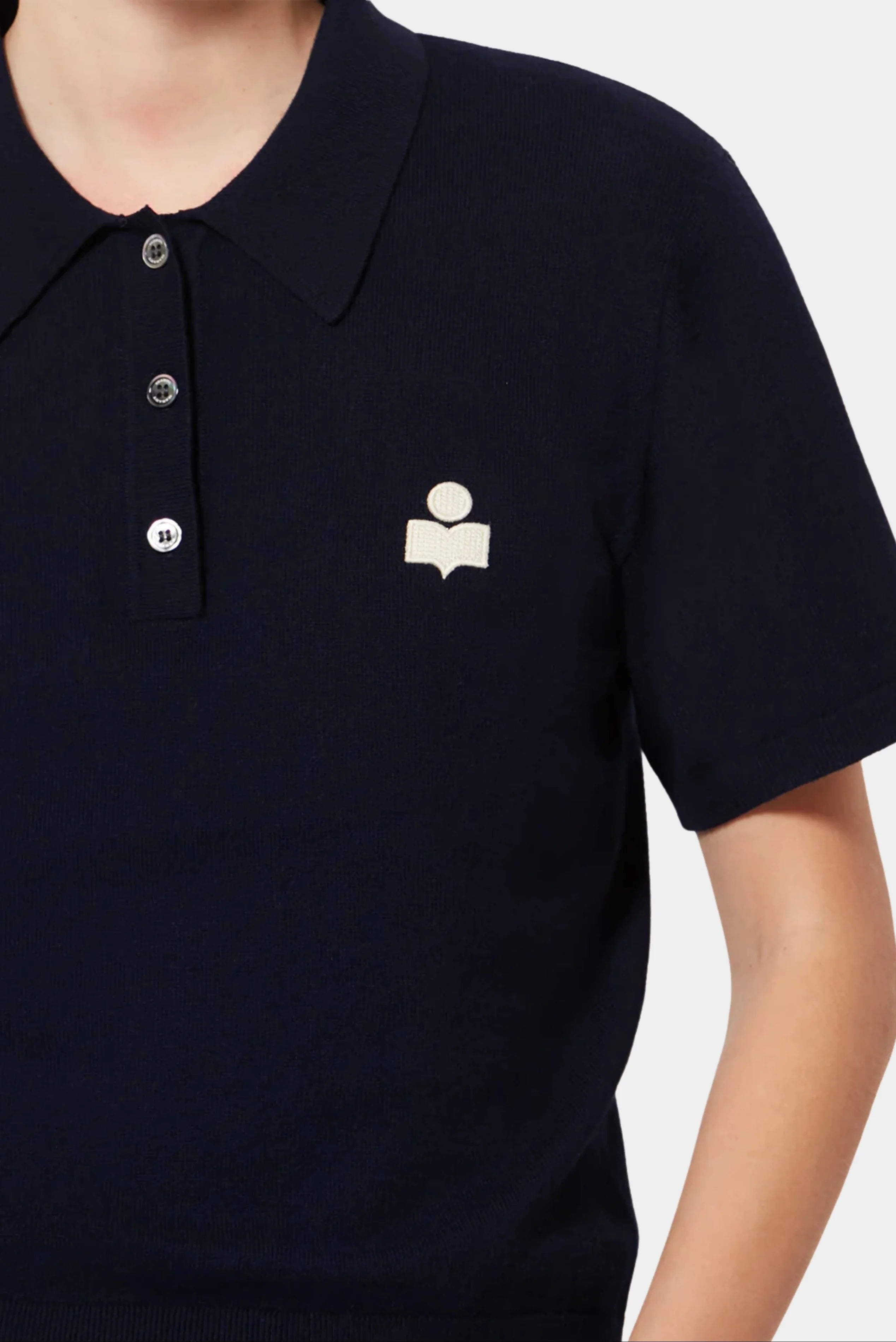 Detalhe do bordado frontal em polo de tricot azul-marinho Isabel Marant