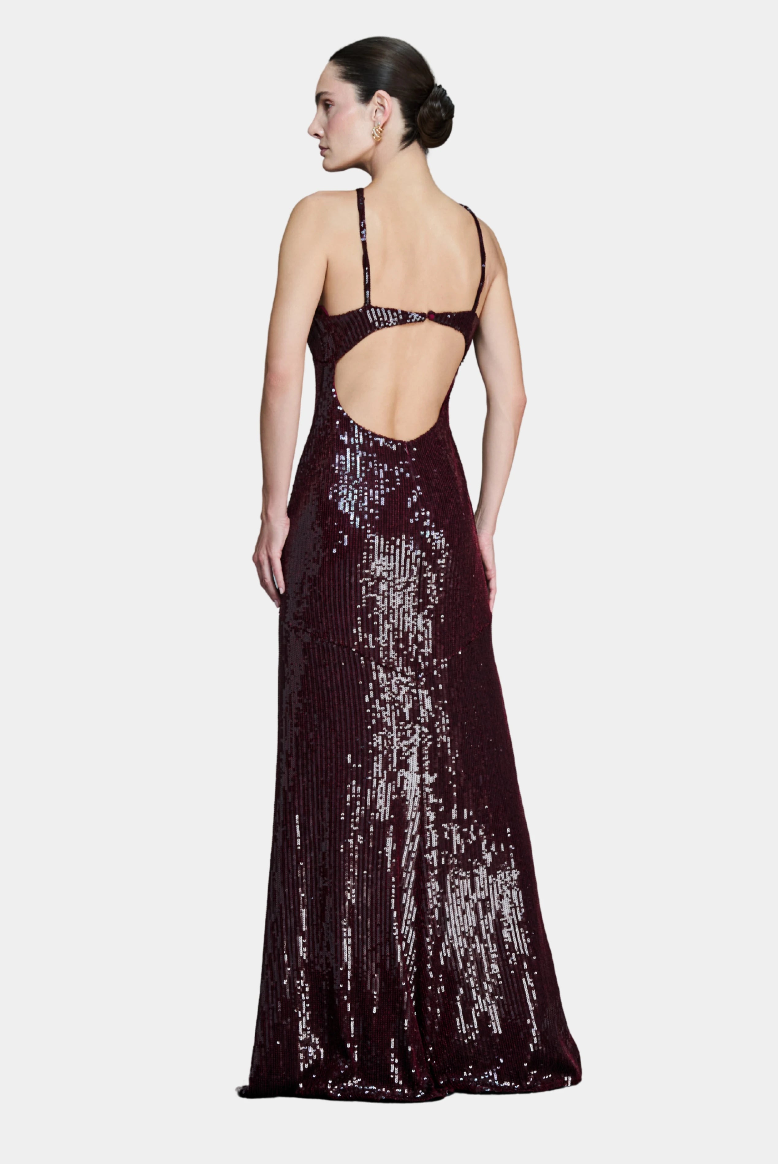 Costas de vestido longo vinho em paetês com decote aberto e alças finas