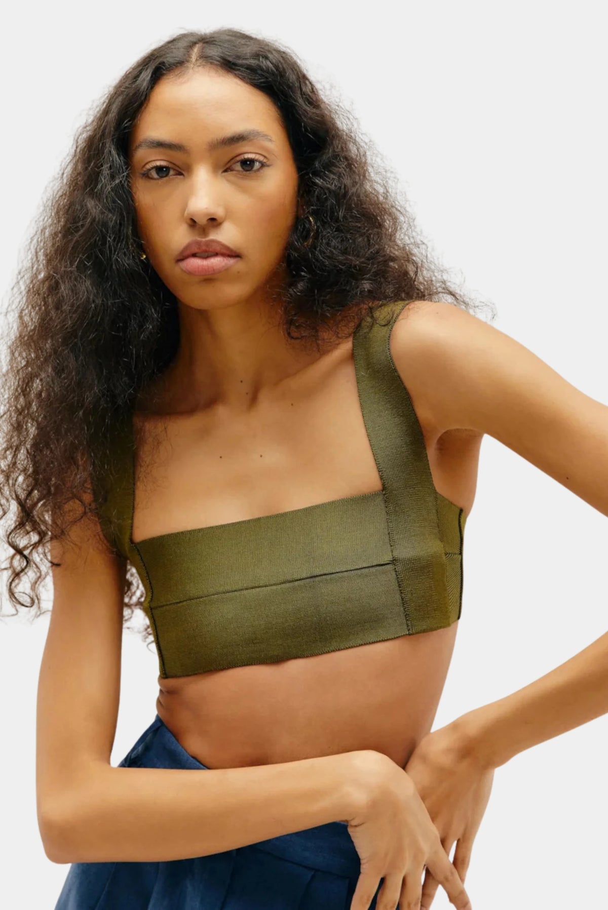Top Alça Larga Tricot Haight verde em detalhe com alças largas e acabamento estruturado