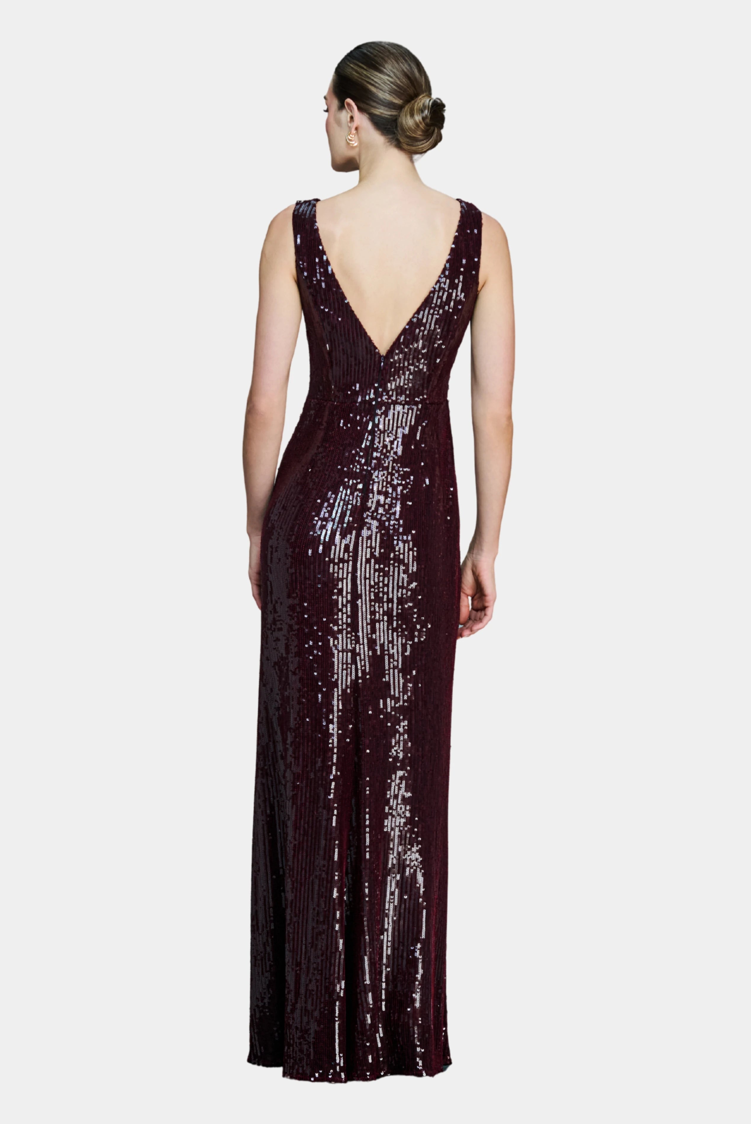 Costas de vestido sereia longo vinho em paetês com decote V profundo nas costas