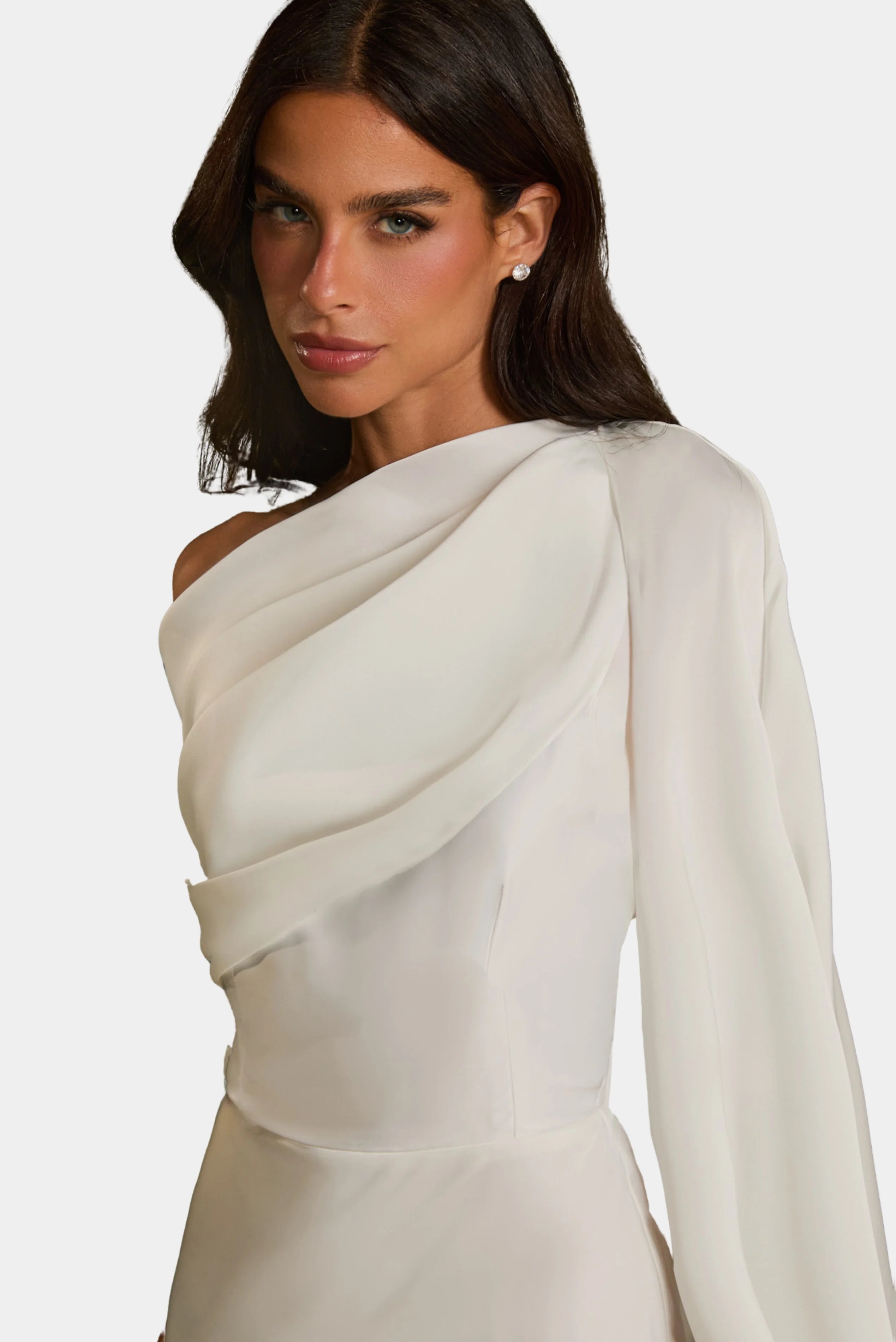 Detalhe do busto drapeado do vestido Isabelle Fabulous em cetim off-white