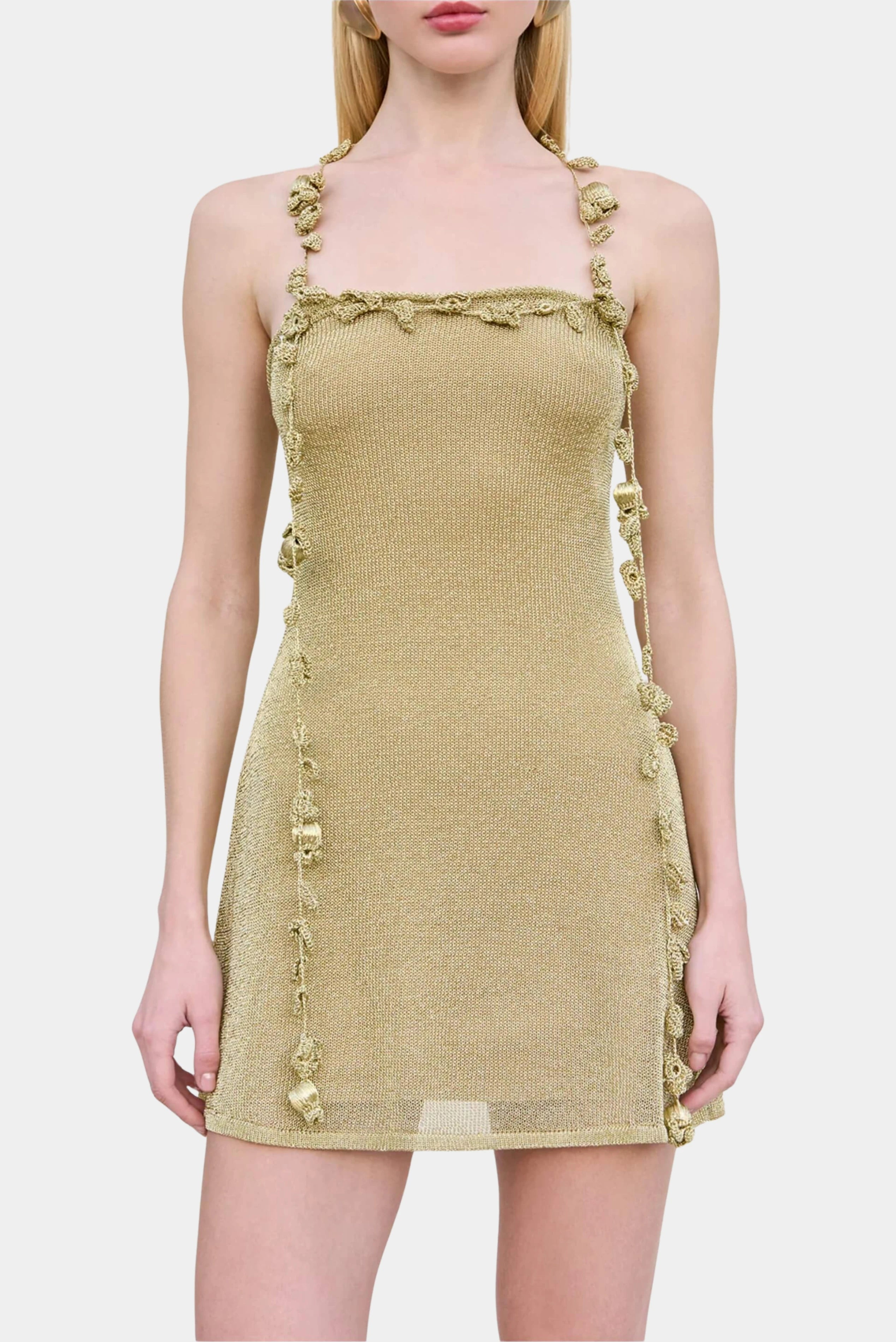 Detalhe de vestido dourado Cult Gaia em malha com acabamento artesanal nas alças