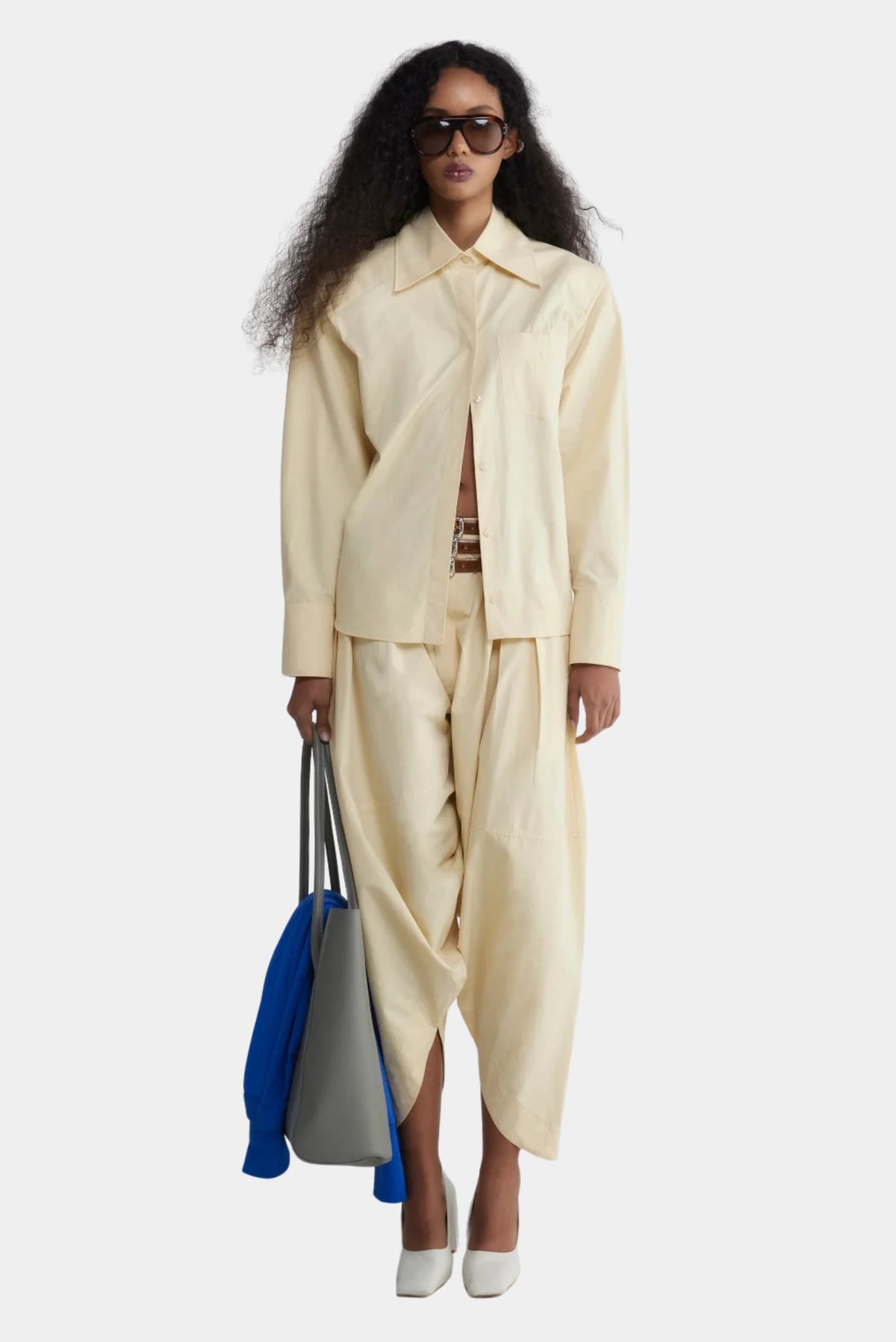 Camisa Tailored Francesca creme de manga longa com gola ampla e bolso frontal