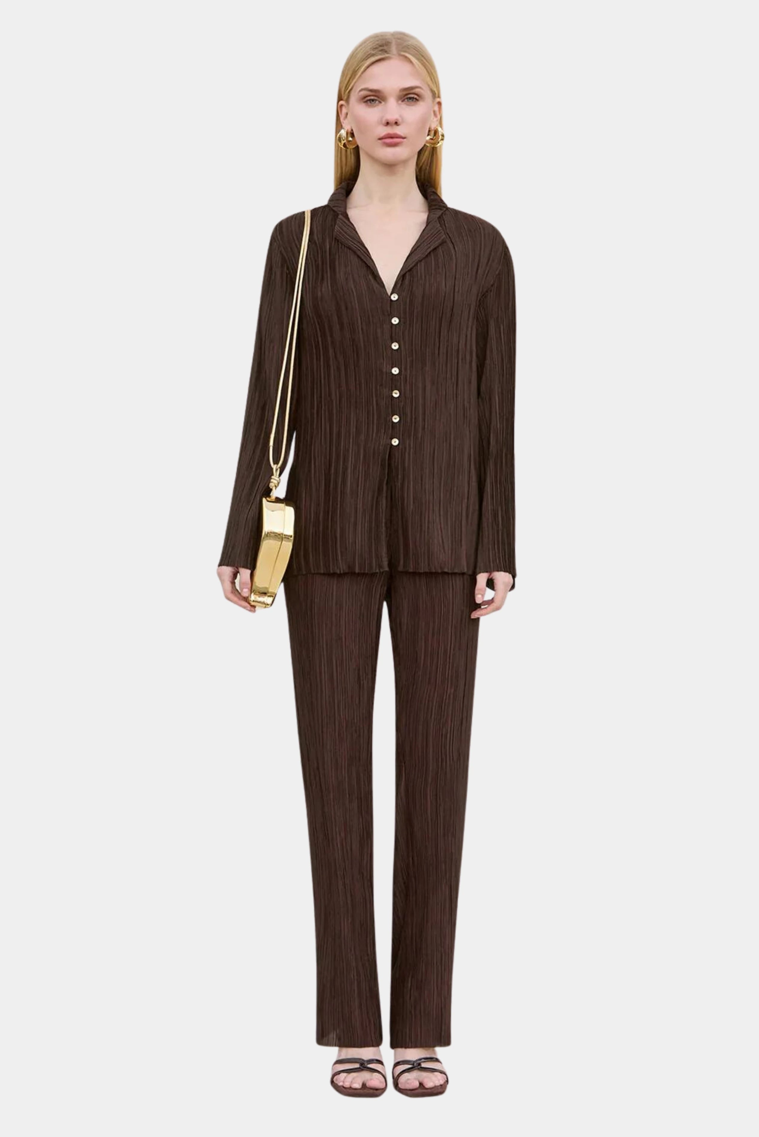 Calça marrom plissada Cult Gaia com modelagem reta em look monocromático