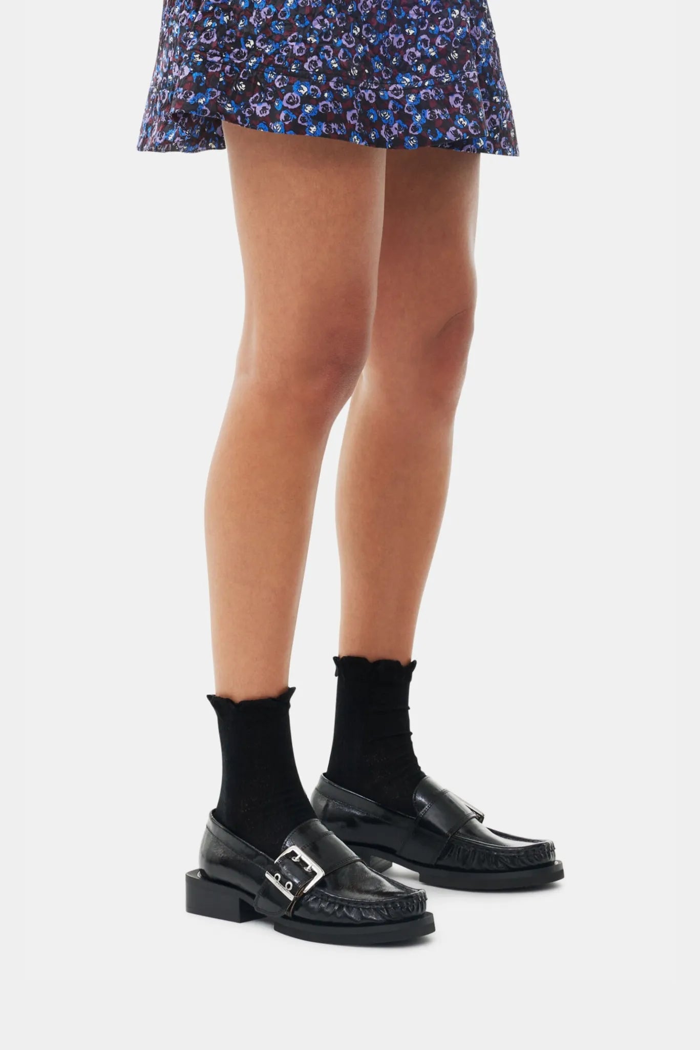 Mocassim com Fivela Ganni preto com acabamento brilhante usado com meia preta