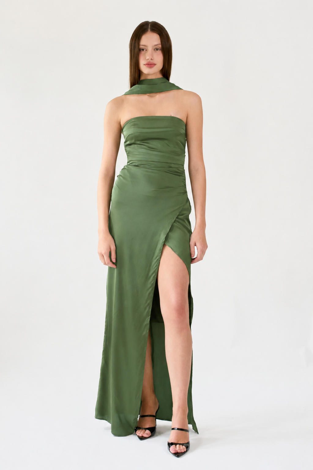 Vestido de festa longo verde tomara que caia com drapeado, fenda alta e gola removível