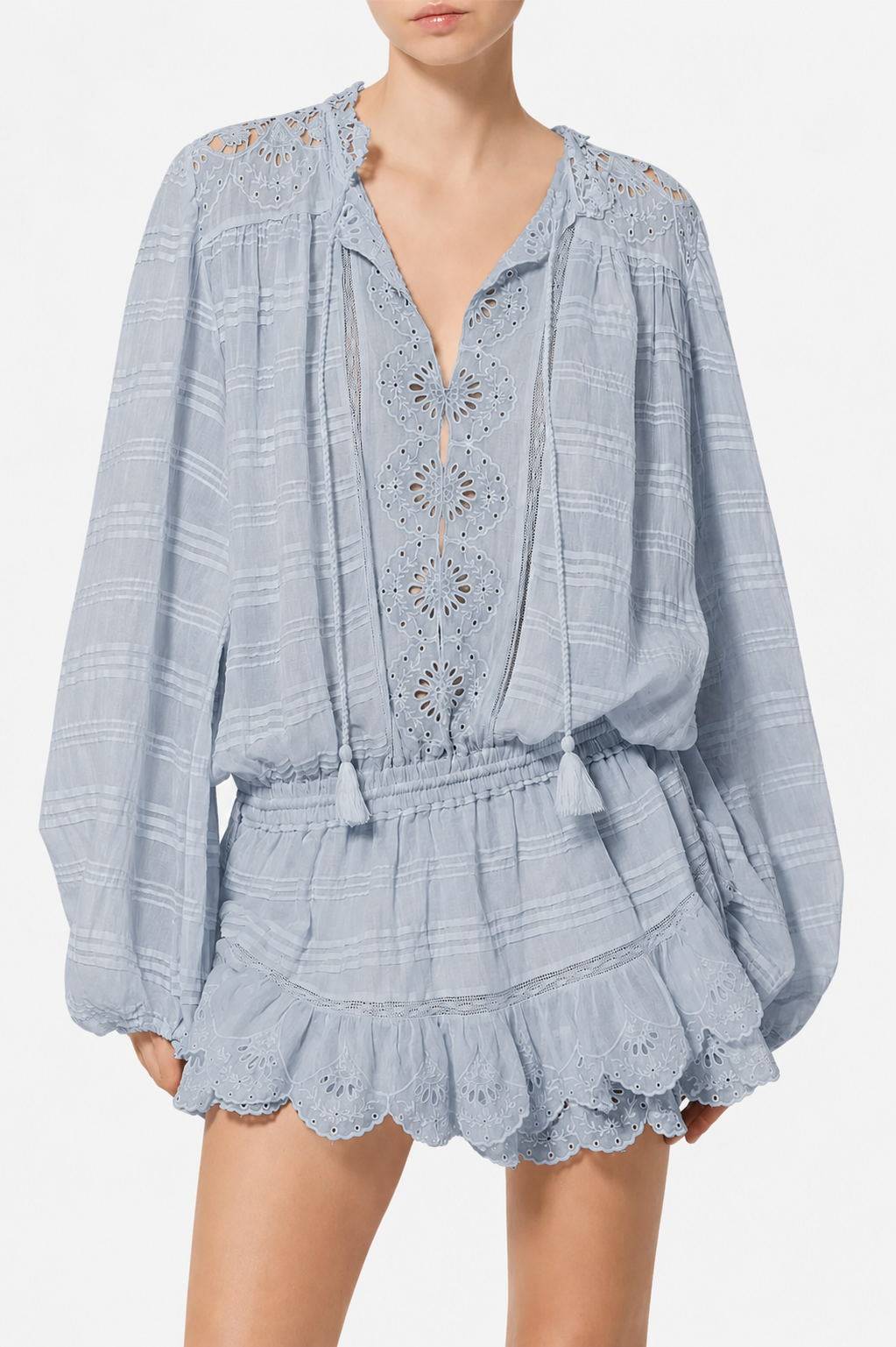 Vestido azul claro Isabel Marant com bordado vazado, mangas longas e barra com babados