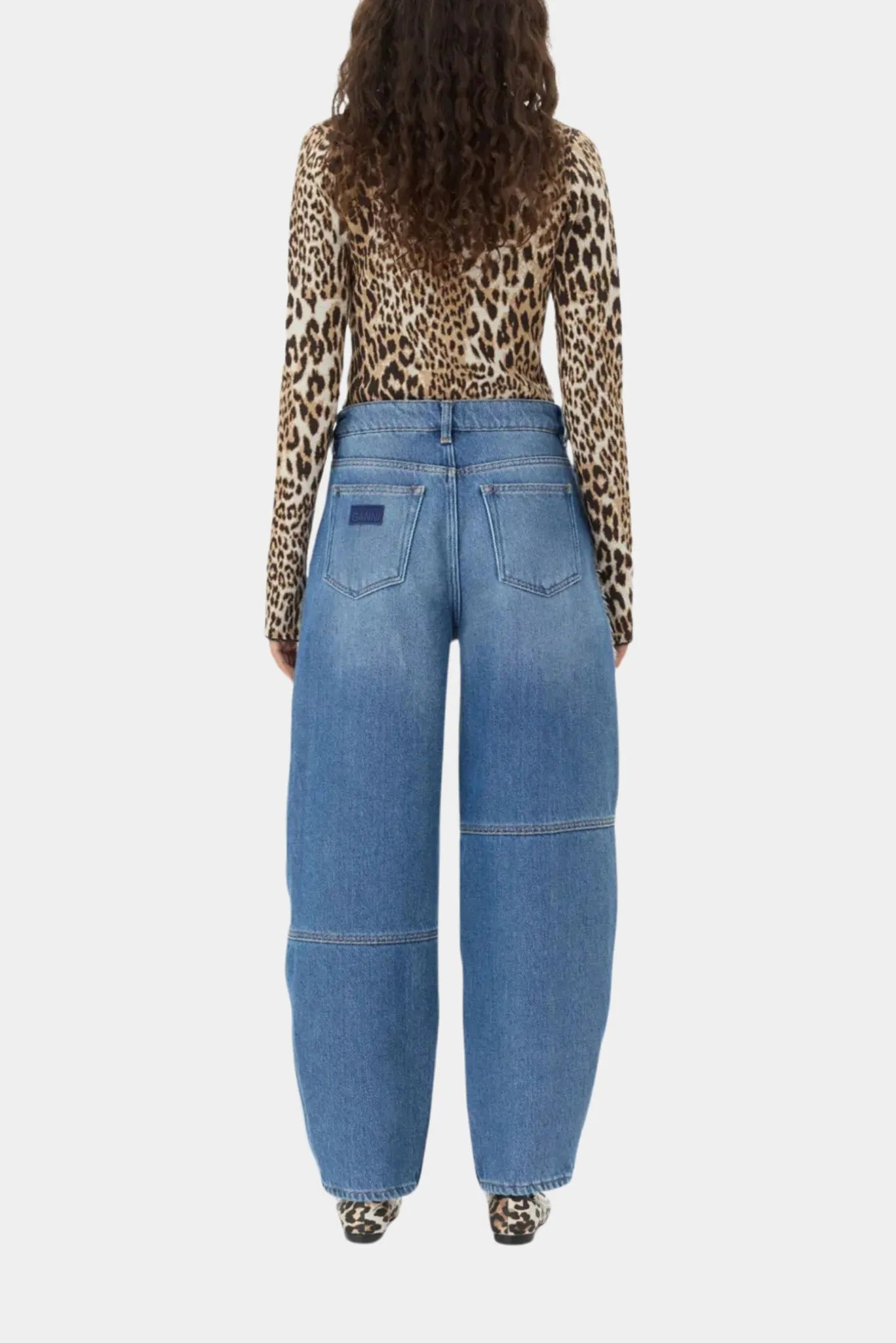 Calça Jeans Desfiada Ganni azul com modelagem barrel e bolsos traseiros