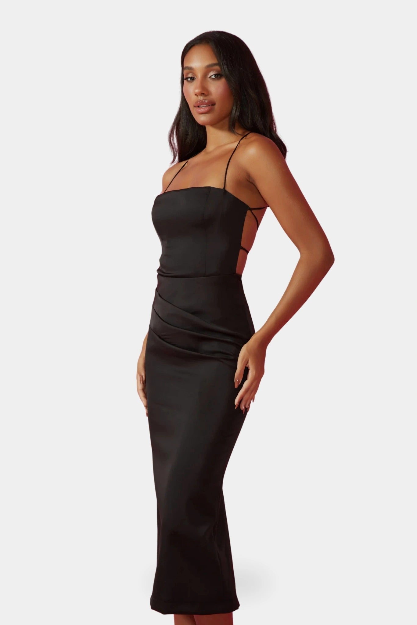 Vestido Midi Hanna Fabulous preto com detalhe lateral vazado e modelagem ajustada