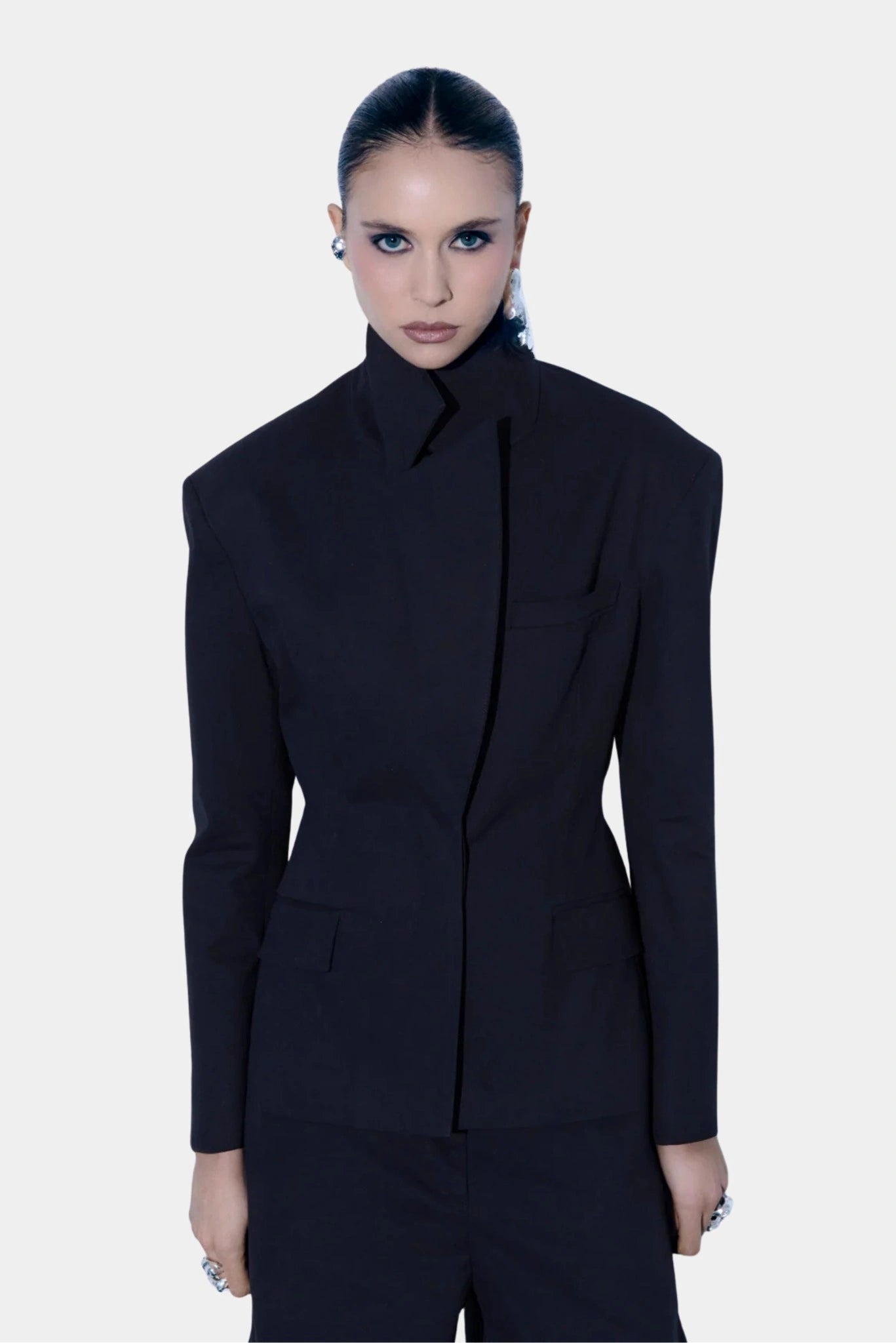 Blazer Koi J’01 azul-marinho com ombros marcados e modelagem ajustada