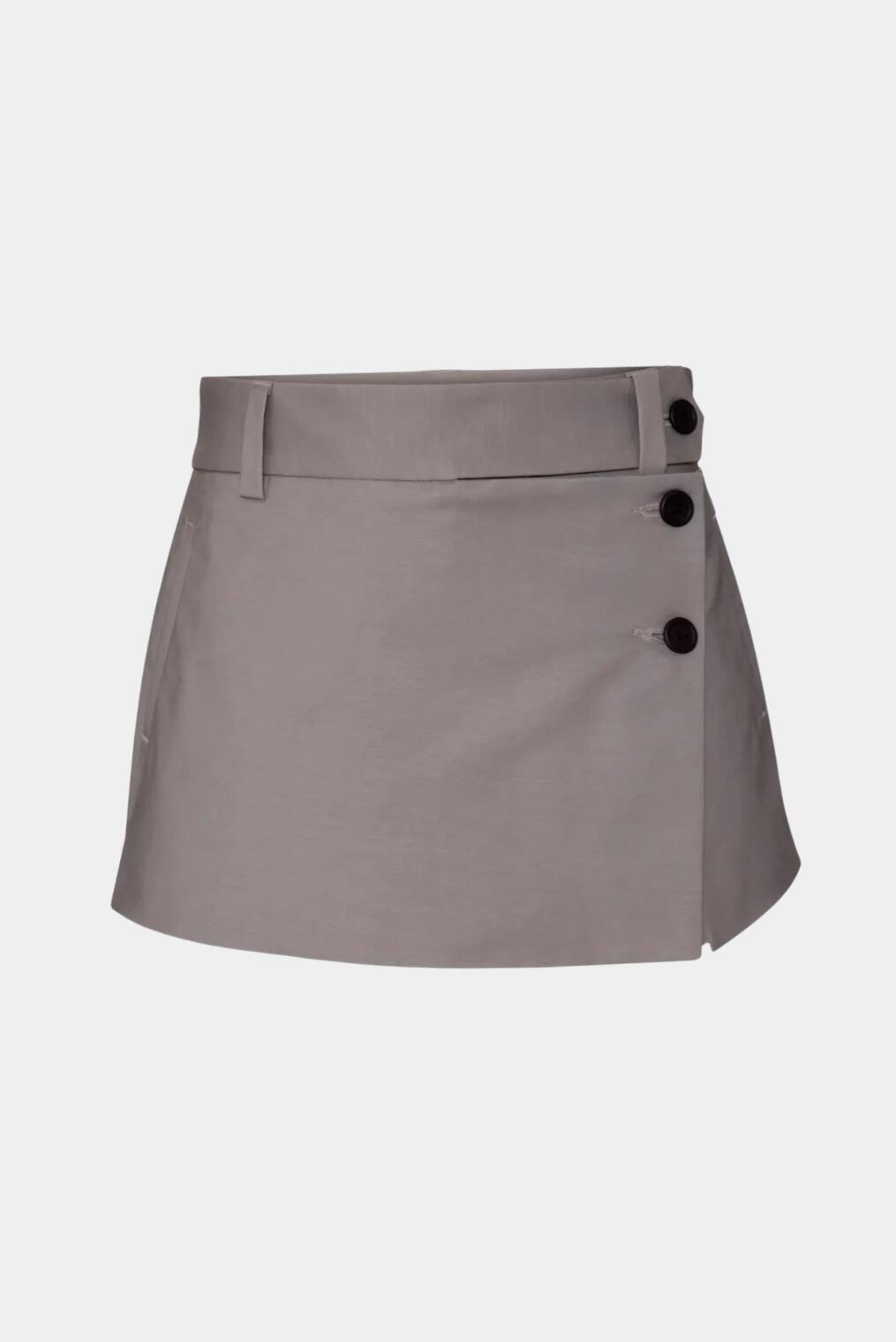 Short saia cinza claro de alfaiataria com transpasse frontal e botões contrastantes