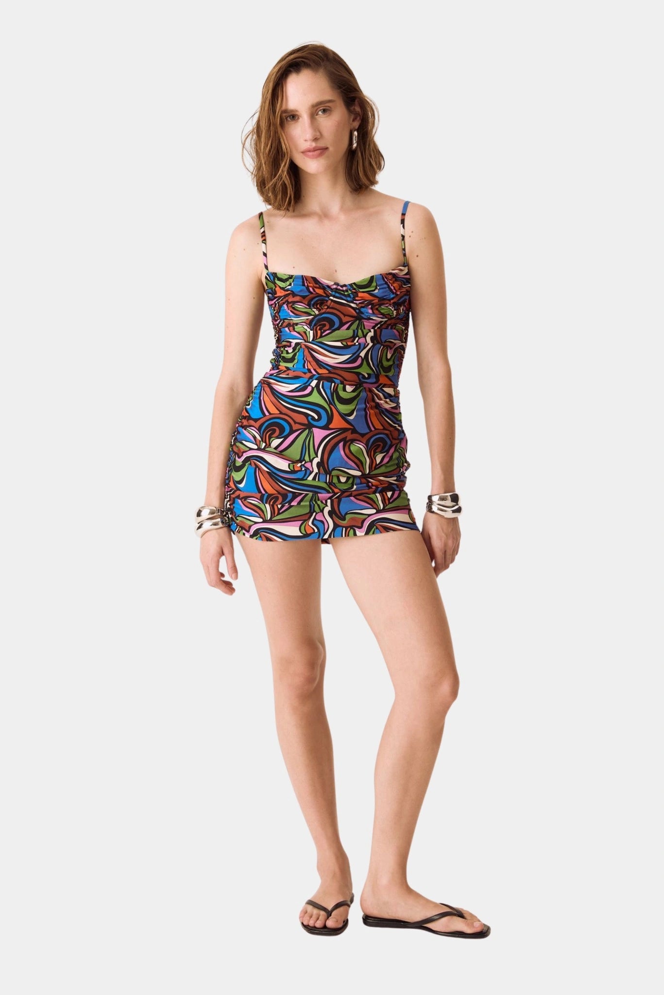 Vestido curto estampado multicolor com alças finas e modelagem ajustada
