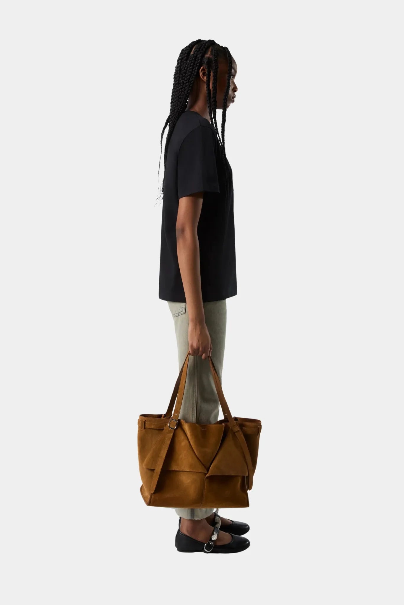 Camiseta preta Coperni com modelagem reta em vista lateral