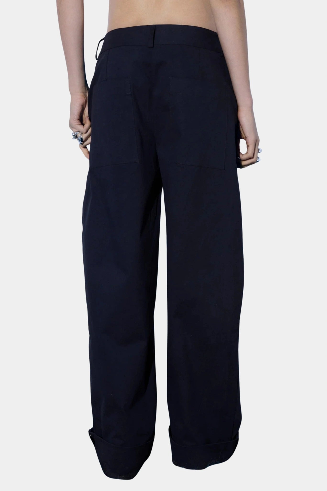 Costas da calça azul-marinho de alfaiataria com modelagem reta e bolsos posteriores