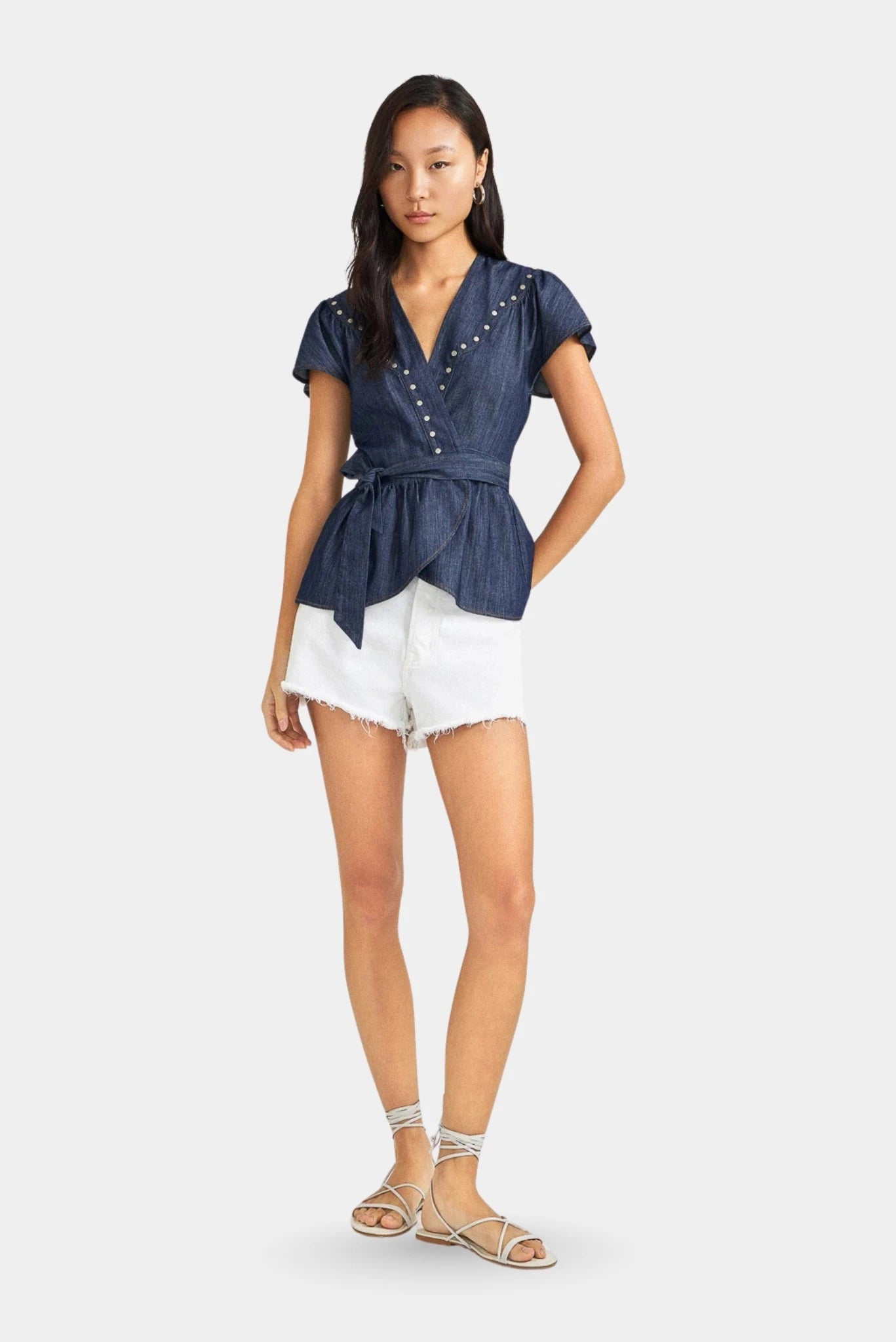 Short Urban L•Dnim em jeans branco com modelagem reta em look casual feminino