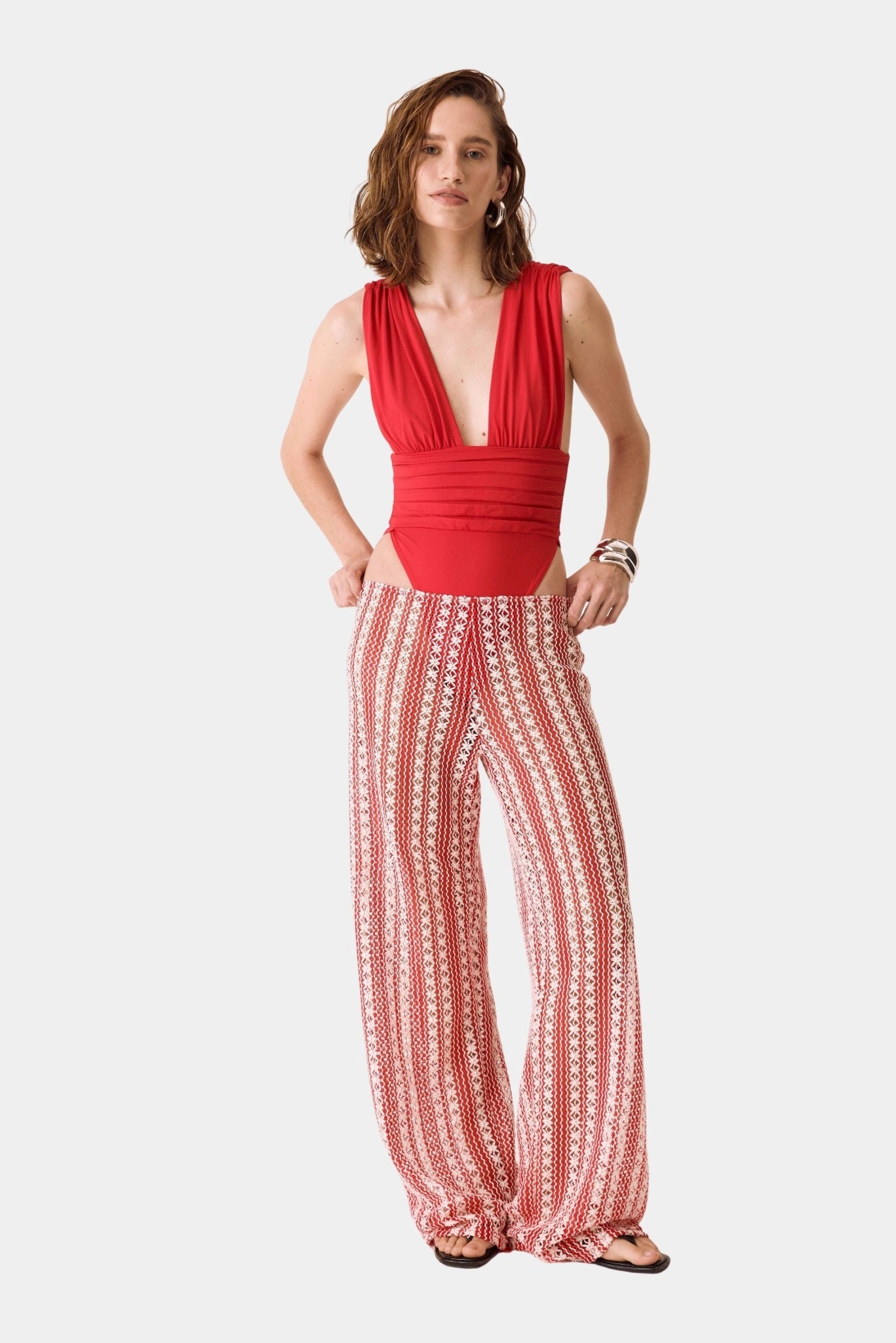 Maiô vermelho decote V combinado com calça estampada ampla cate August
