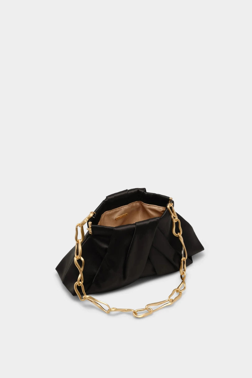 Detalhe do cetim preto e da ferragem dourada da Bolsa Lia Cult Gaia