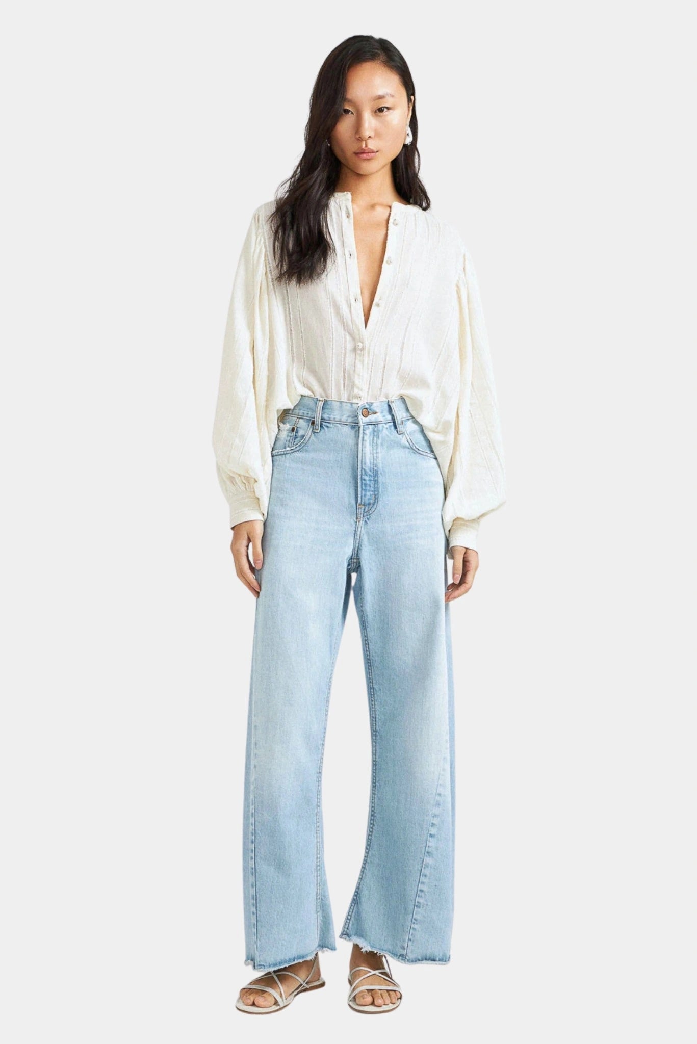 Modelo usando calça Arc jeans azul claro de cintura alta e pernas amplas