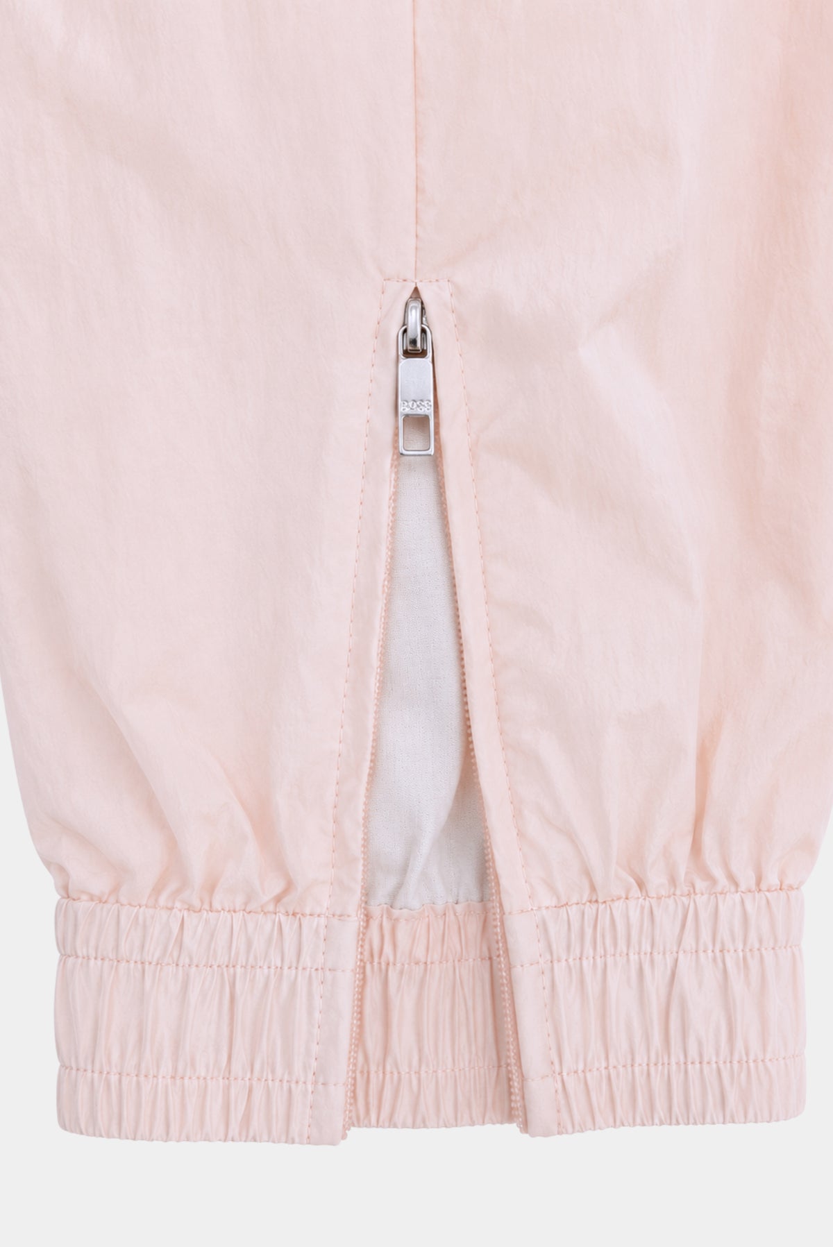 Detalhe da barra elástica com zíper lateral da Calça Tepana Jogger rosa-claro