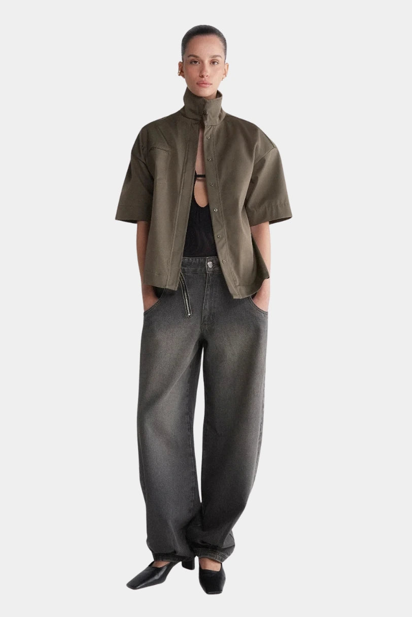 Calça Durty Marmorizado Francesca preta em look completo
