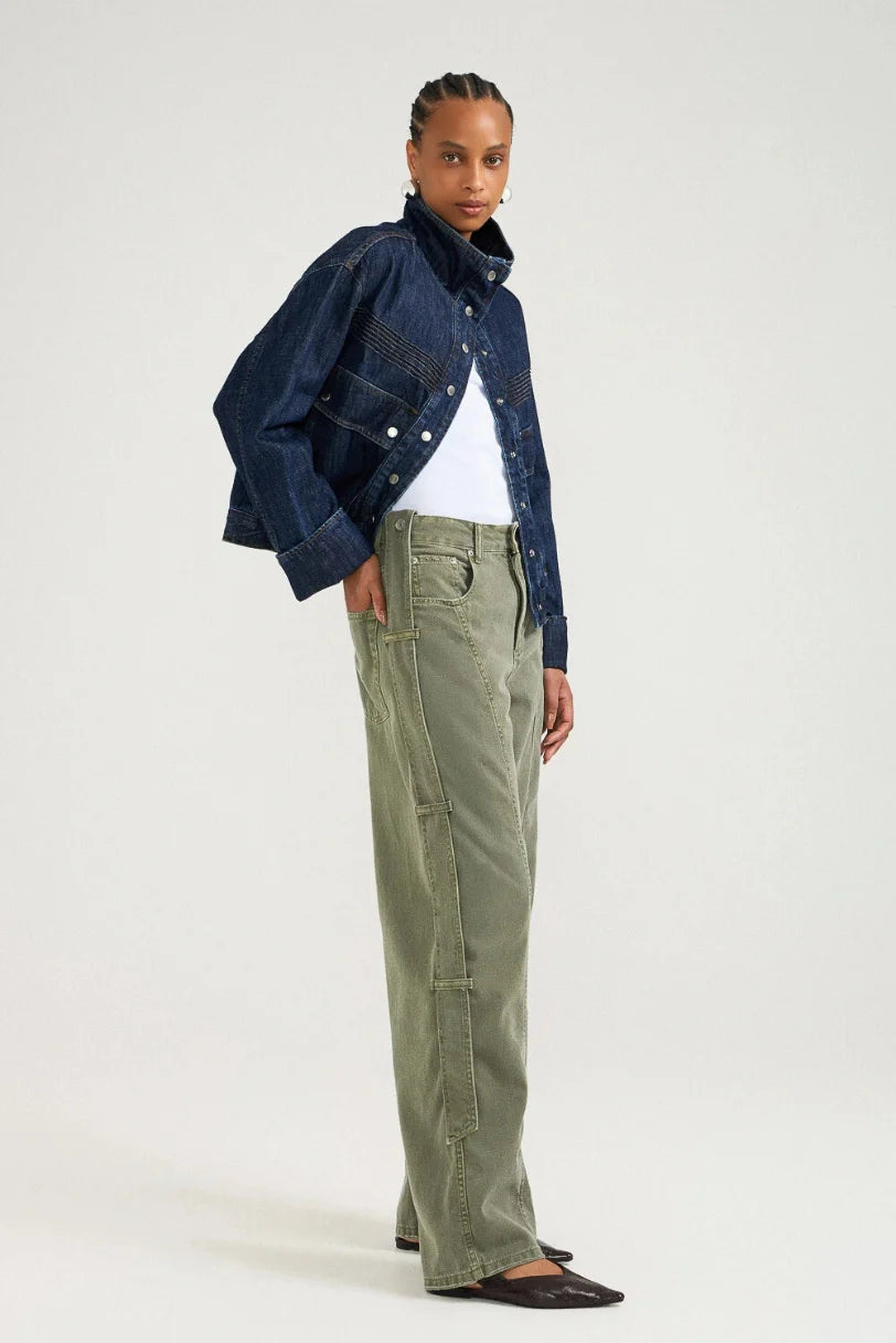 Calça baggy verde militar LDnim vista de perfil, mostrando o volume das pernas