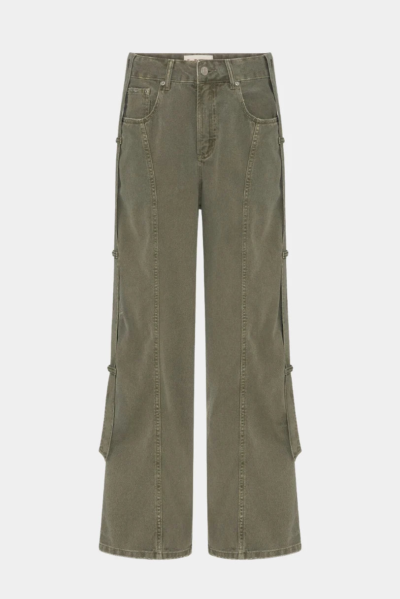 Calça Baggy Strap Green Denim LDnim em sarja verde militar com modelagem ampla