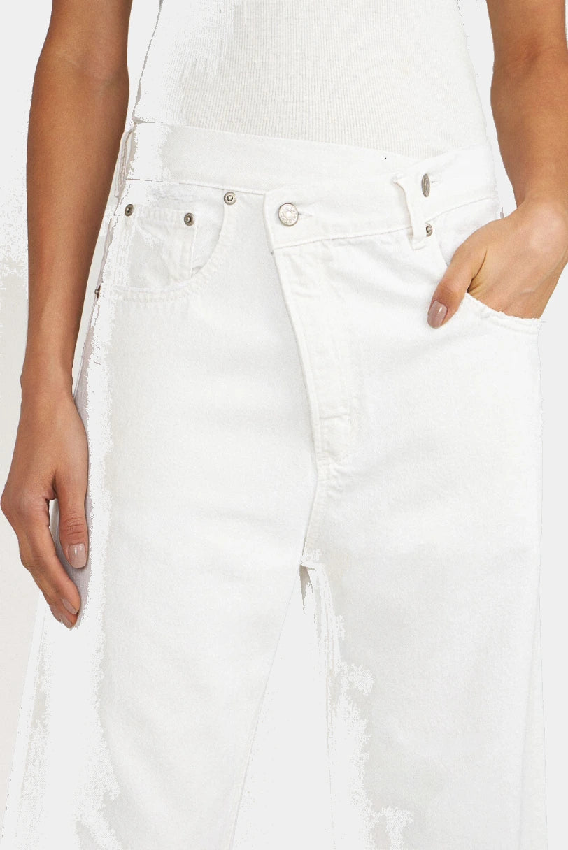 Calça jeans Crossover LDnim branca detalhe do transpasse no cós