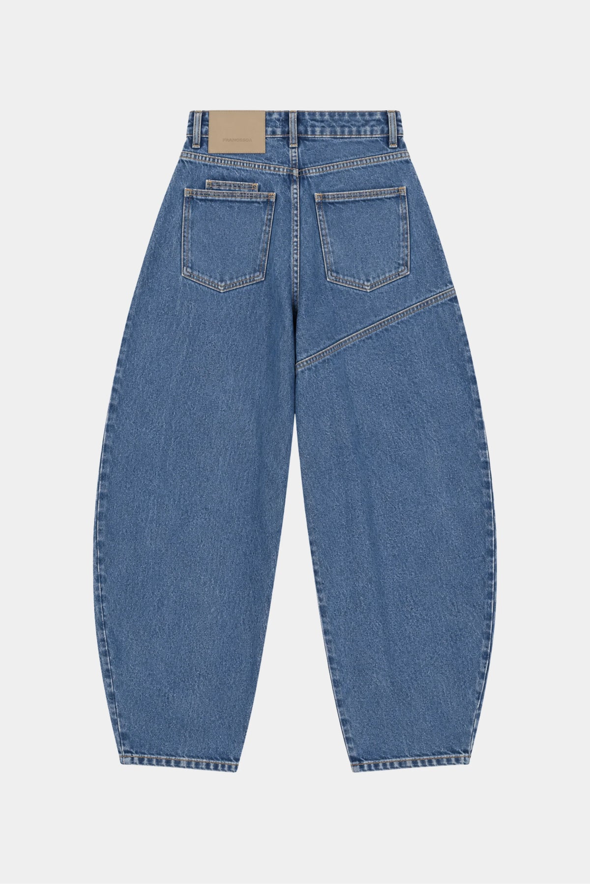 Calça jeans Round Francesca azul vista de costas com bolsos e recorte diagonal