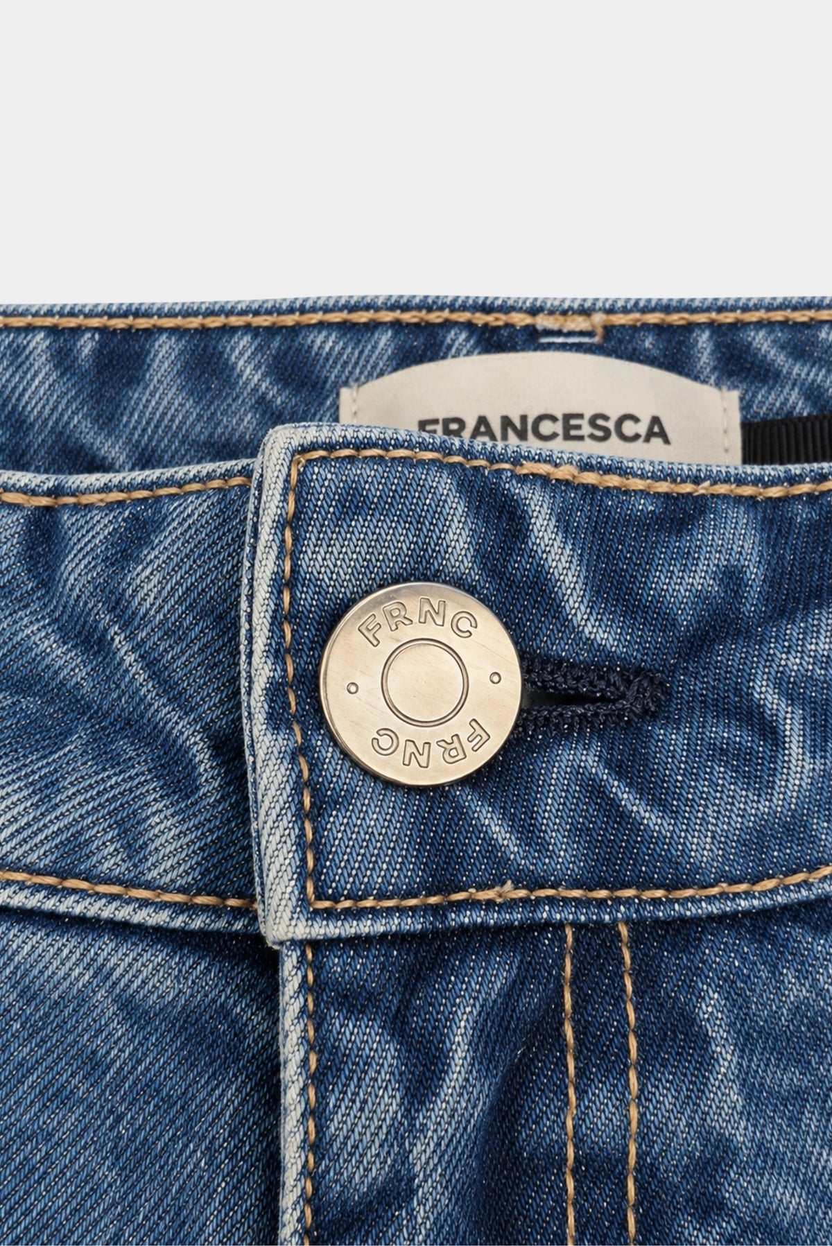Detalhe do cós da calça jeans Round Francesca com botão metálico e costura contrastante