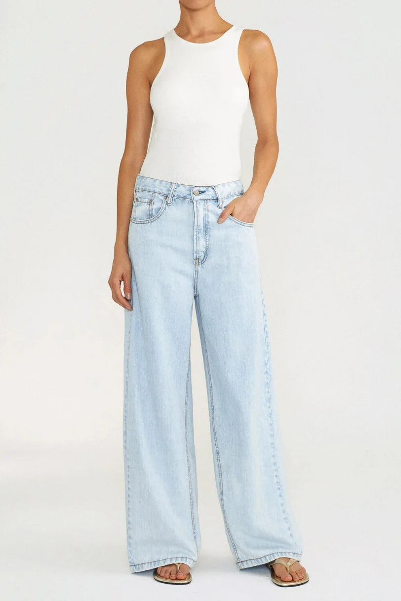 Modelo usando calça jeans wide leg clara LDnim de cintura média, vista frontal