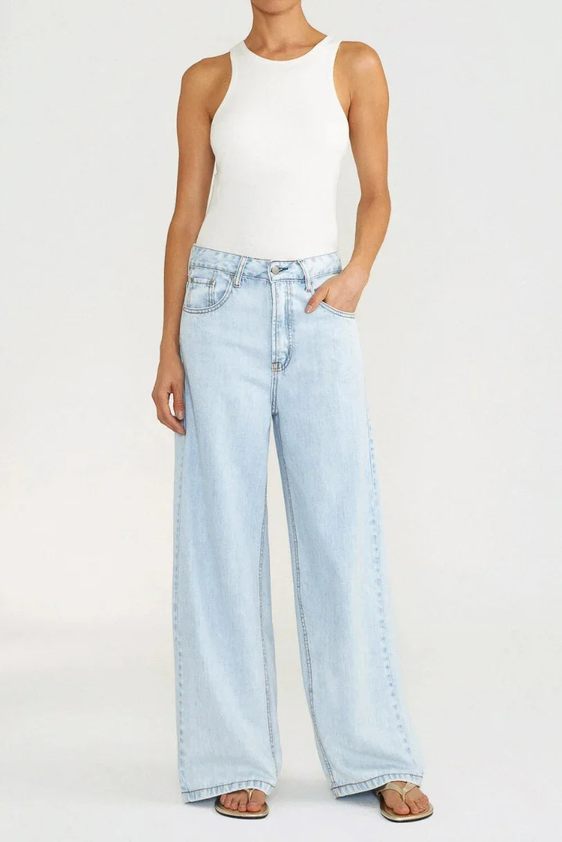 Modelo usando calça jeans wide leg clara LDnim de cintura média, vista frontal