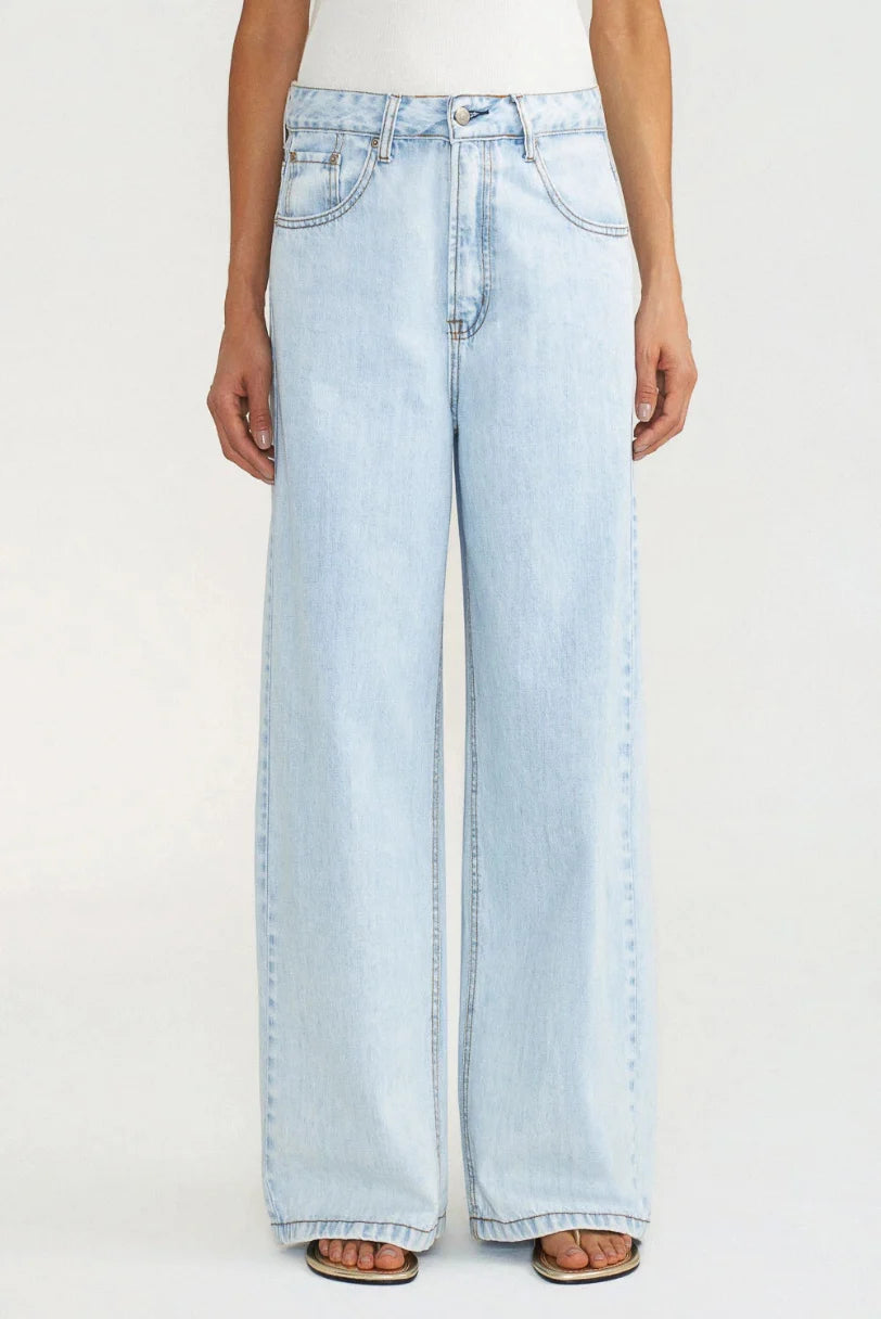 Detalhe da cintura e do fechamento por zíper e botão da calça jeans LDnim