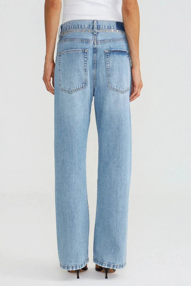 Calça loose jeans vintage LDnim vista de costas, com bolsos traseiros