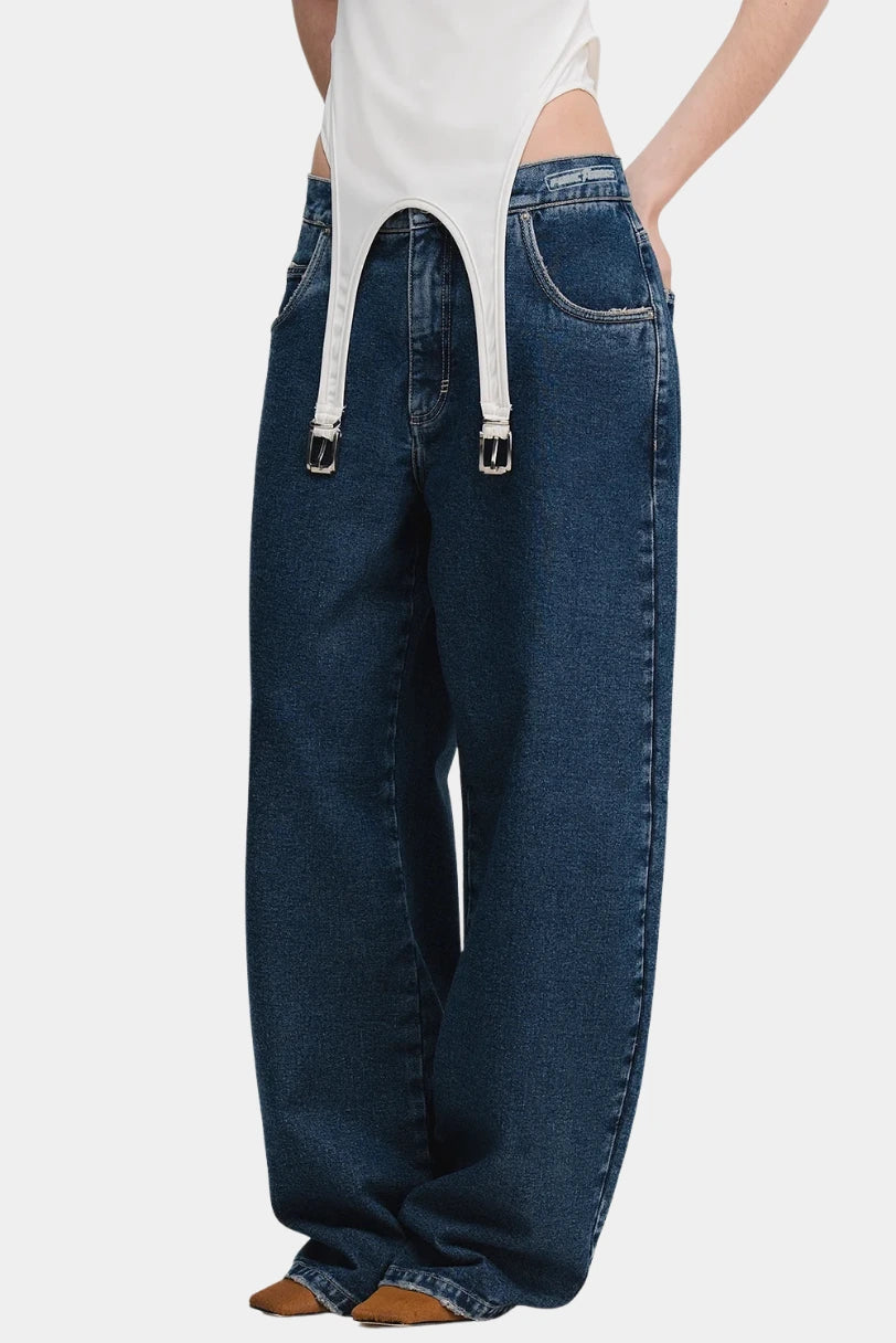 Calça Room Francesca jeans azul lavagem média detalhe da cintura alta com passantes